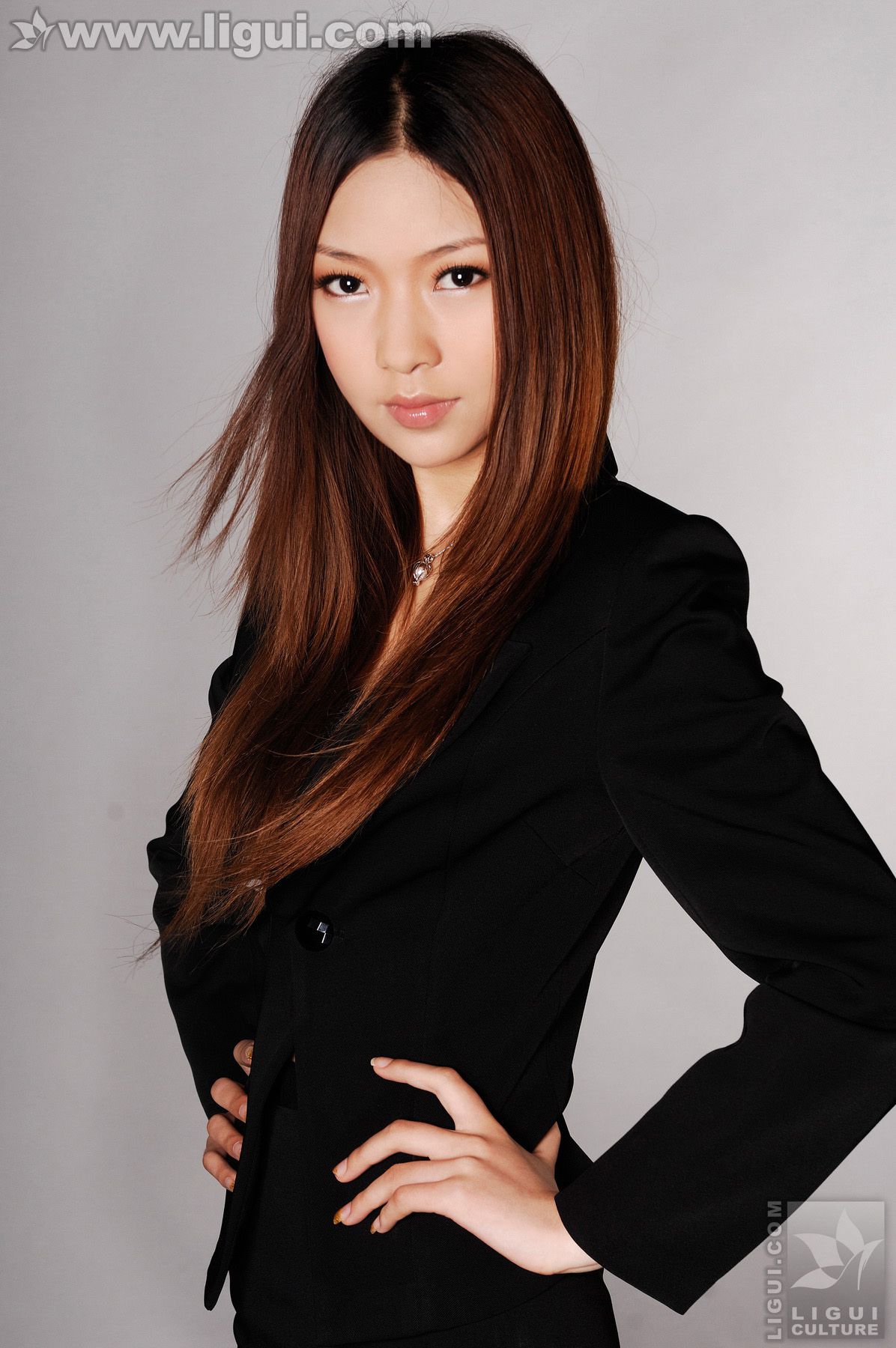 Model 文欣《职业美女诱惑下高贵姿态》  美腿玉足写真图片-图0