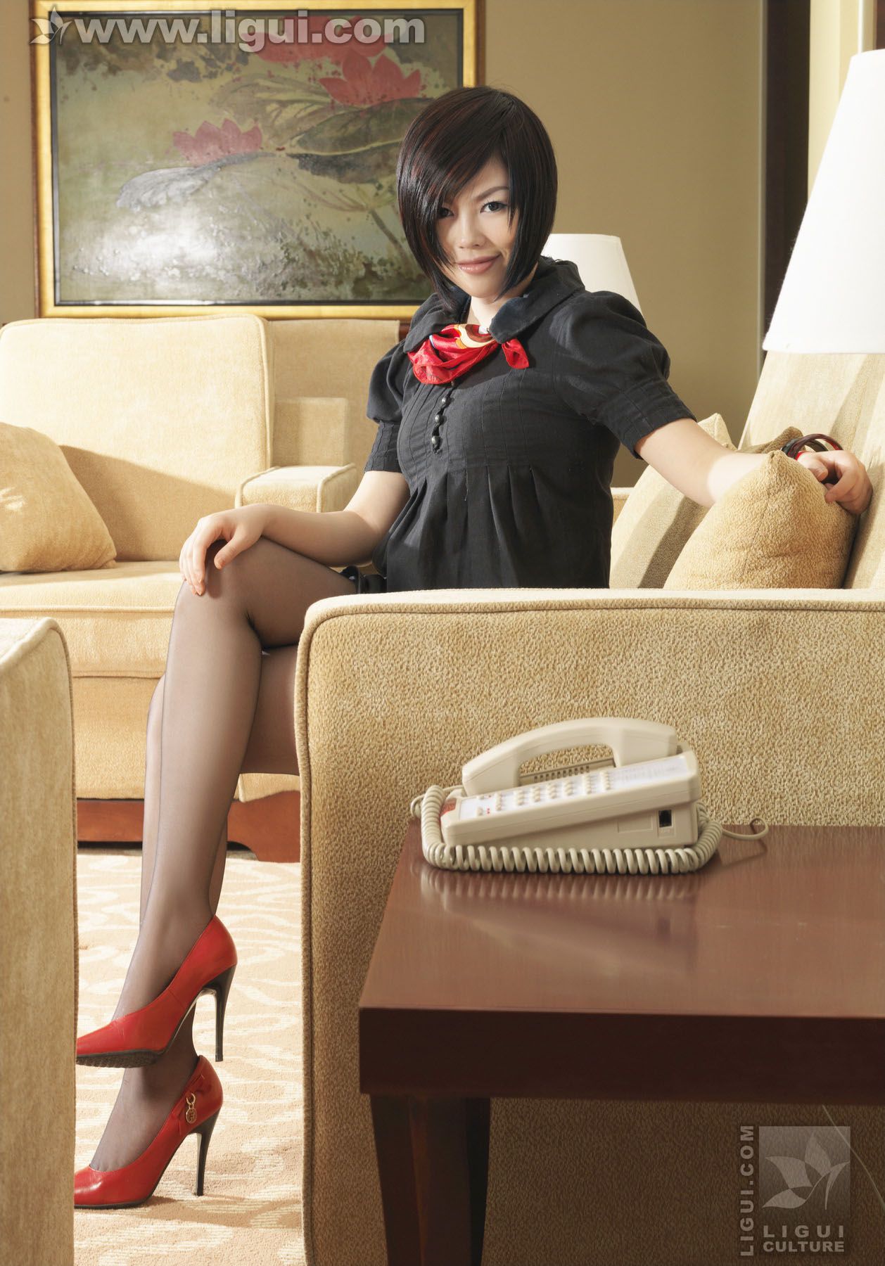Model 慕子《经典家居中的丝袜演绎》  美腿玉足写真图片-图1