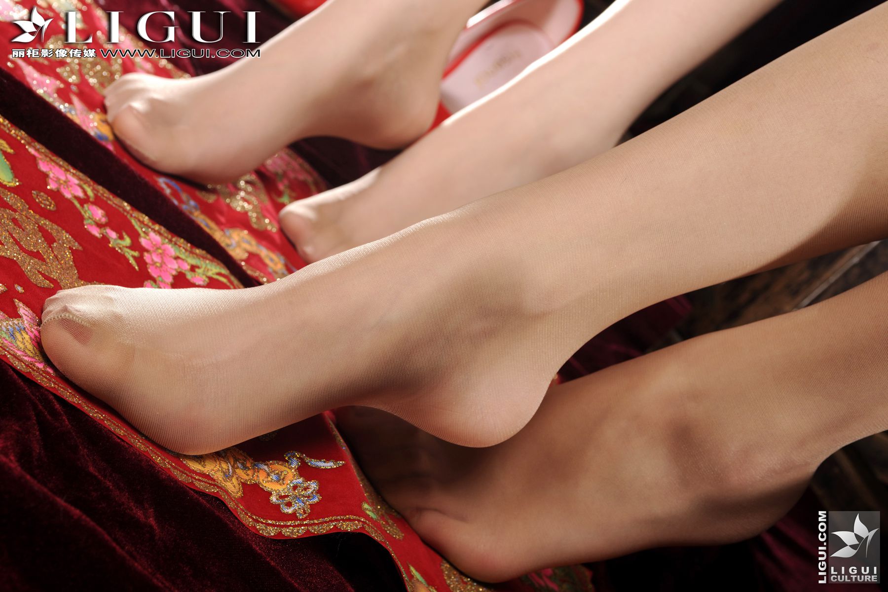 Model 桃子、Vicky《2011新年丝足特辑》  美腿玉足写真图片-图42