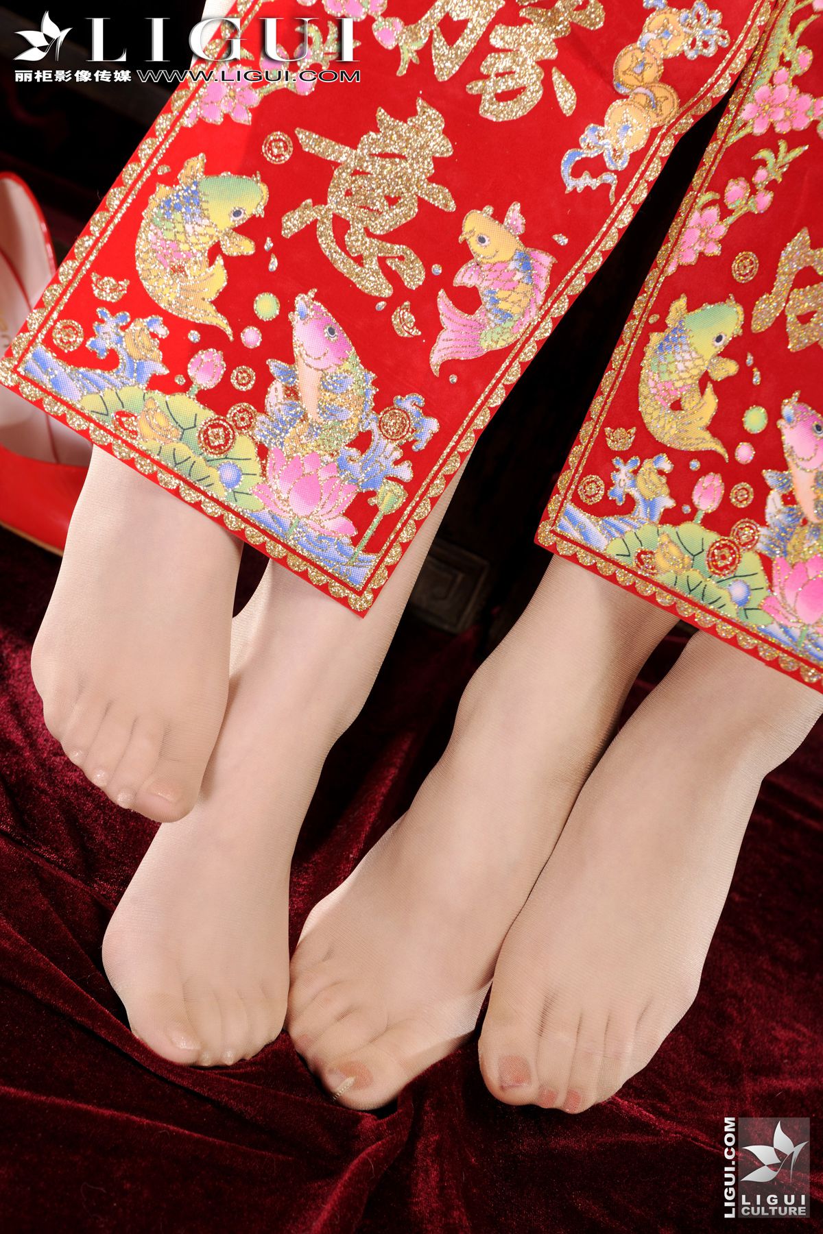 Model 桃子、Vicky《2011新年丝足特辑》  美腿玉足写真图片-图58
