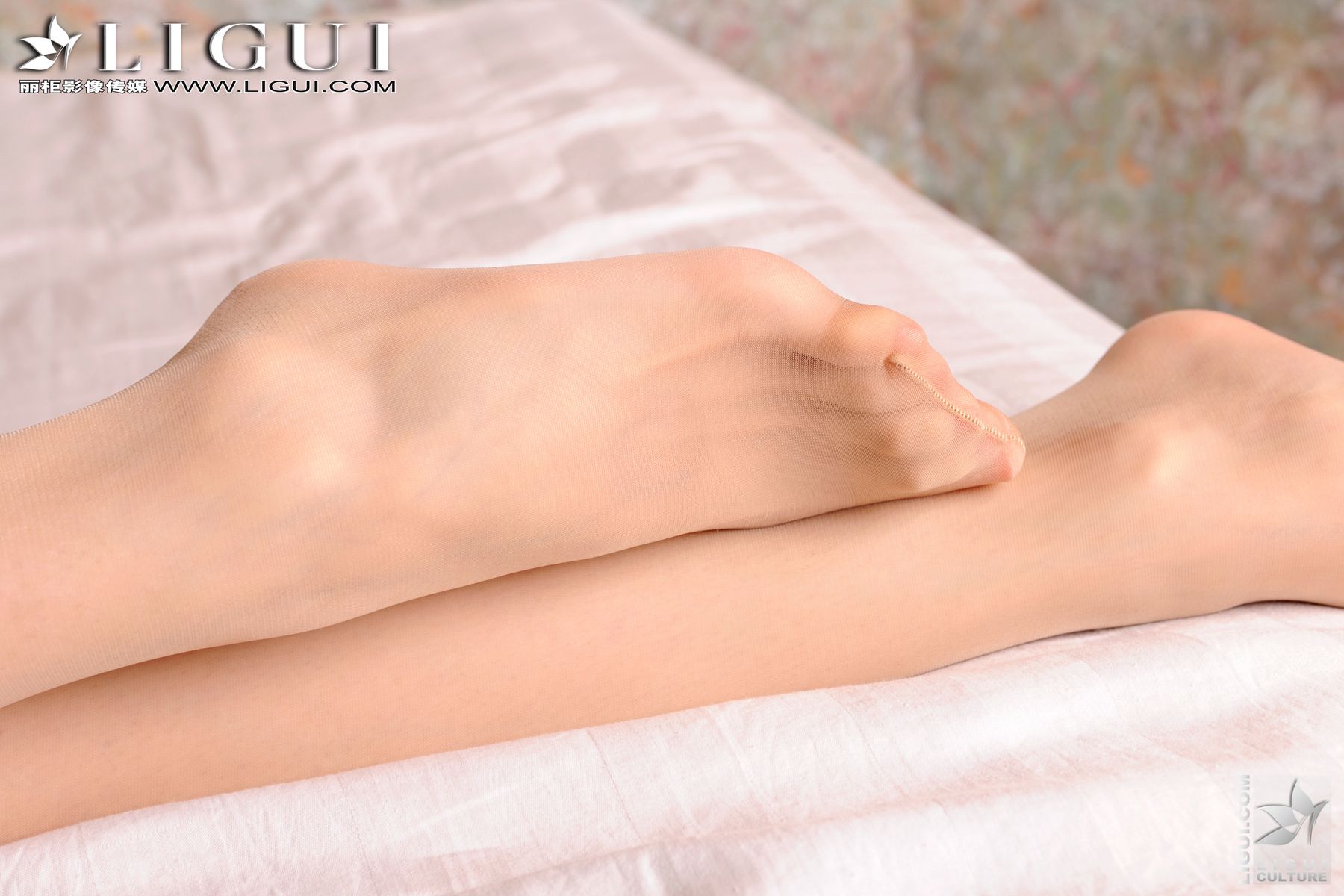 Model 乐乐《抹胸超短裙+肉丝袜美足》  美腿玉足写真图片-图37