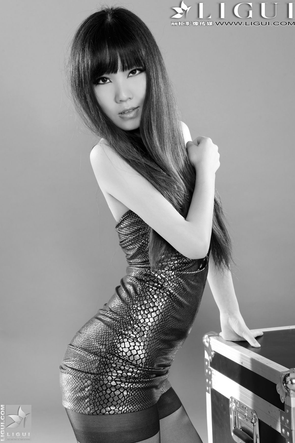 Model 侨侨《黑丝超短裙高跟女郎》  美腿玉足写真图片-图40