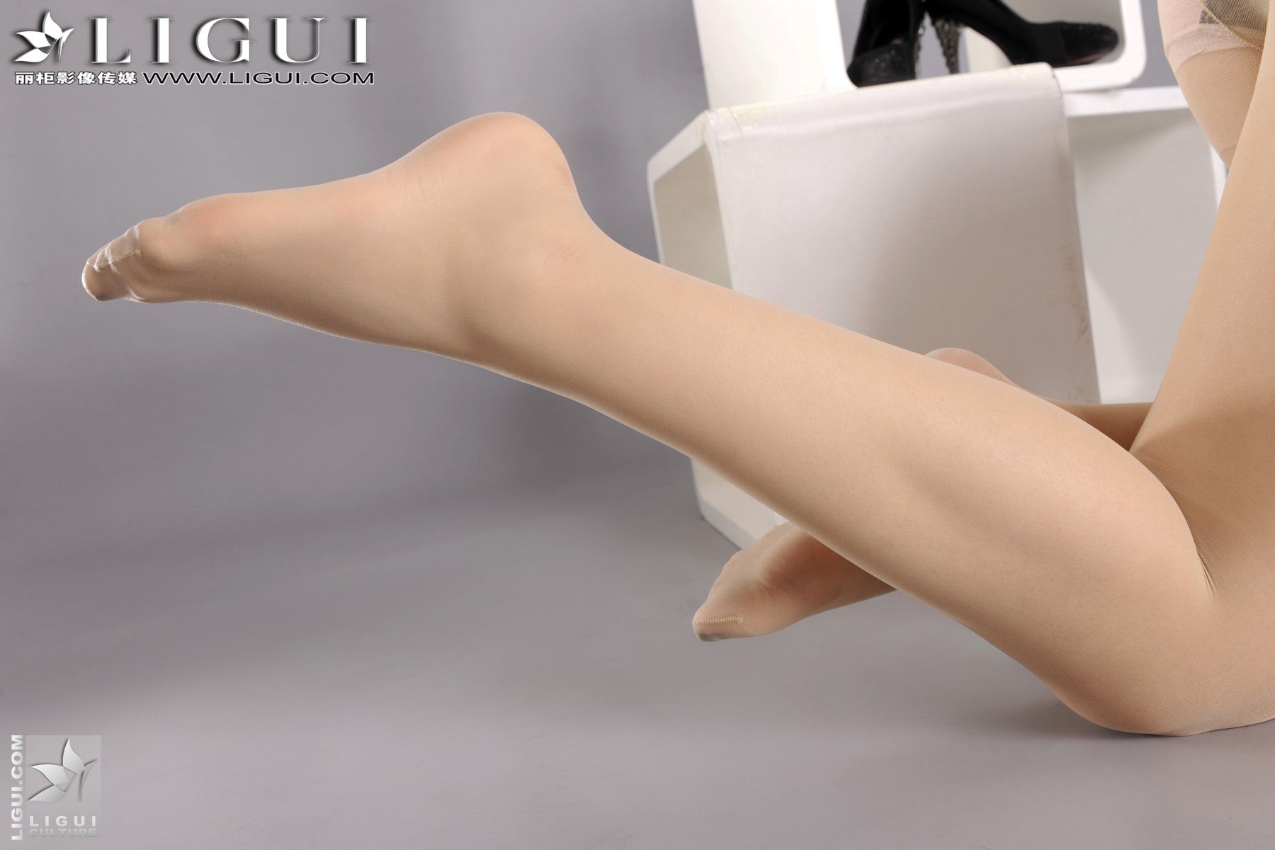 Model 怡萱《职场丽人肉丝袜美足》  美腿玉足写真图片-图51