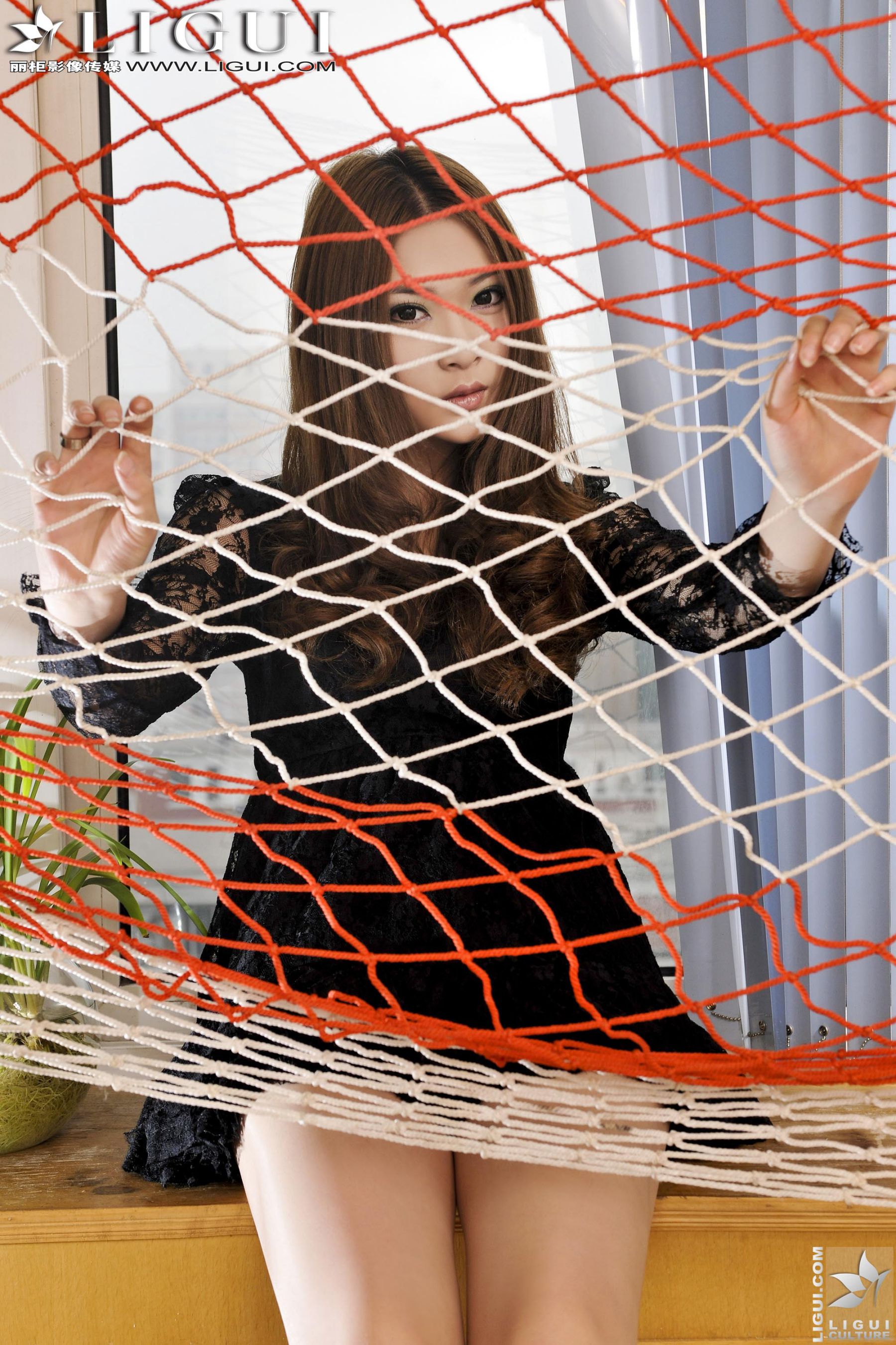 Model 允儿《蕾丝高跟美足》 美腿玉足写真图片-图0