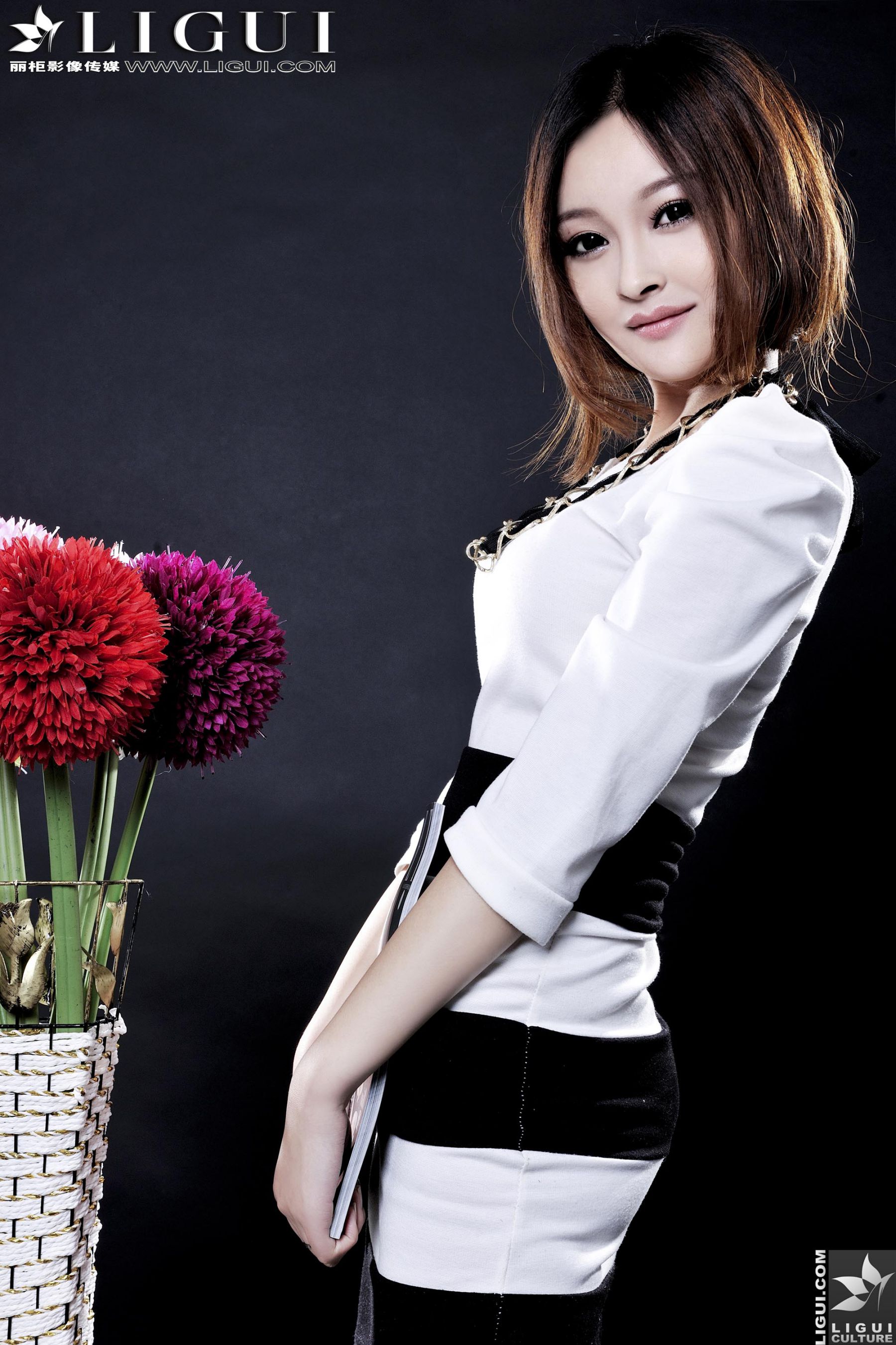 Model 小杨幂《极品时尚职业装女郎》  美腿玉足写真图片-图0