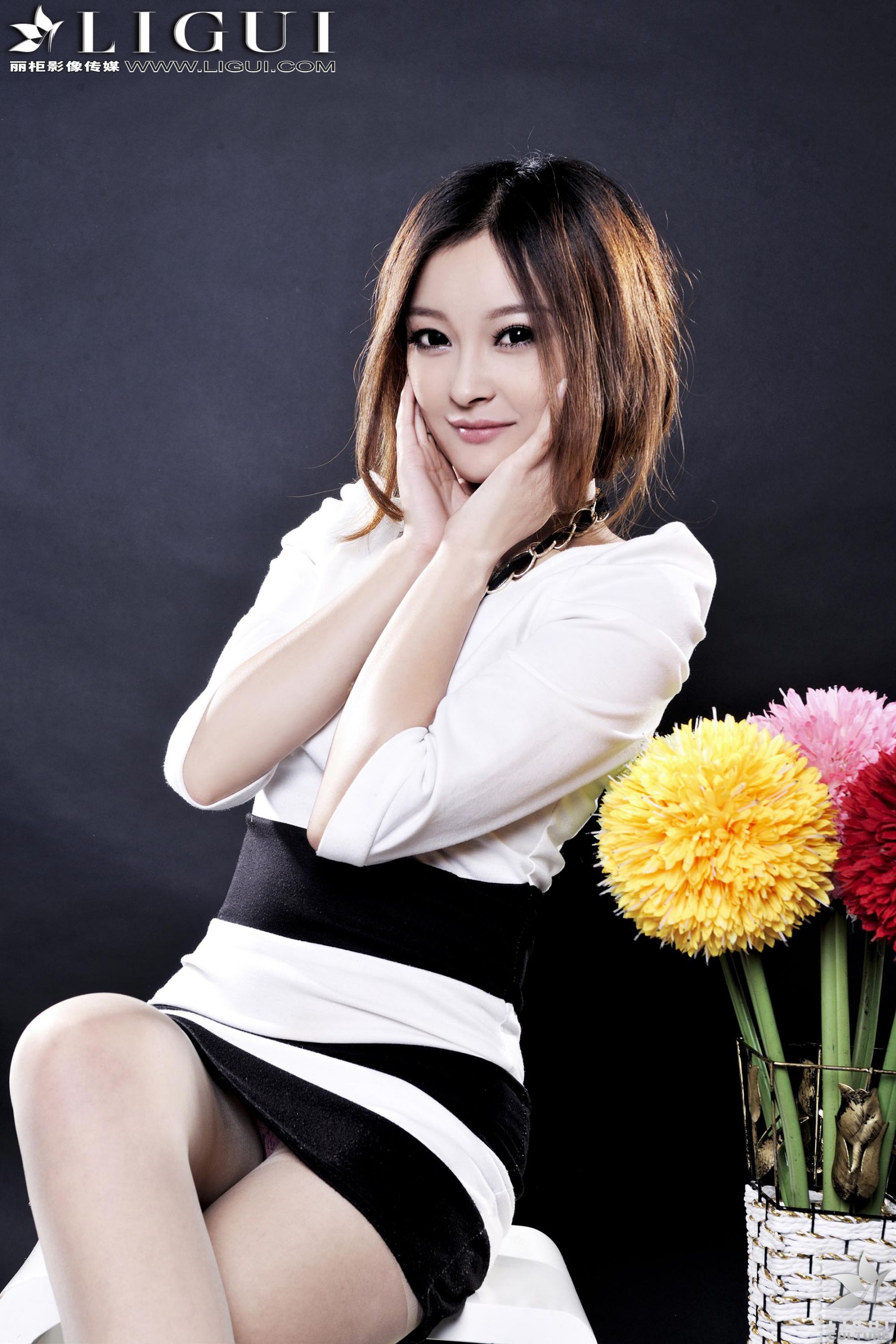 Model 小杨幂《极品时尚职业装女郎》  美腿玉足写真图片-图20