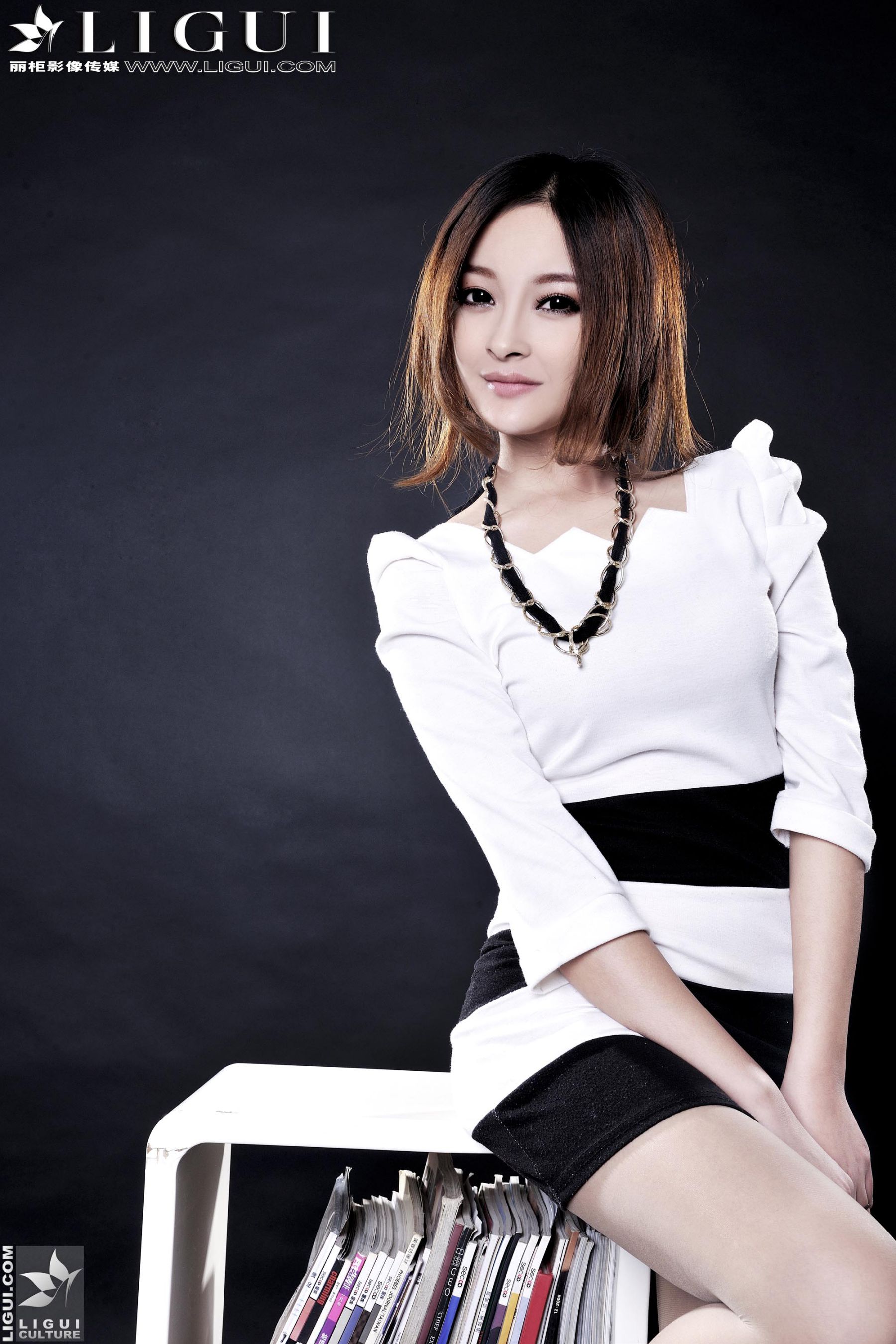 Model 小杨幂《极品时尚职业装女郎》  美腿玉足写真图片-图33