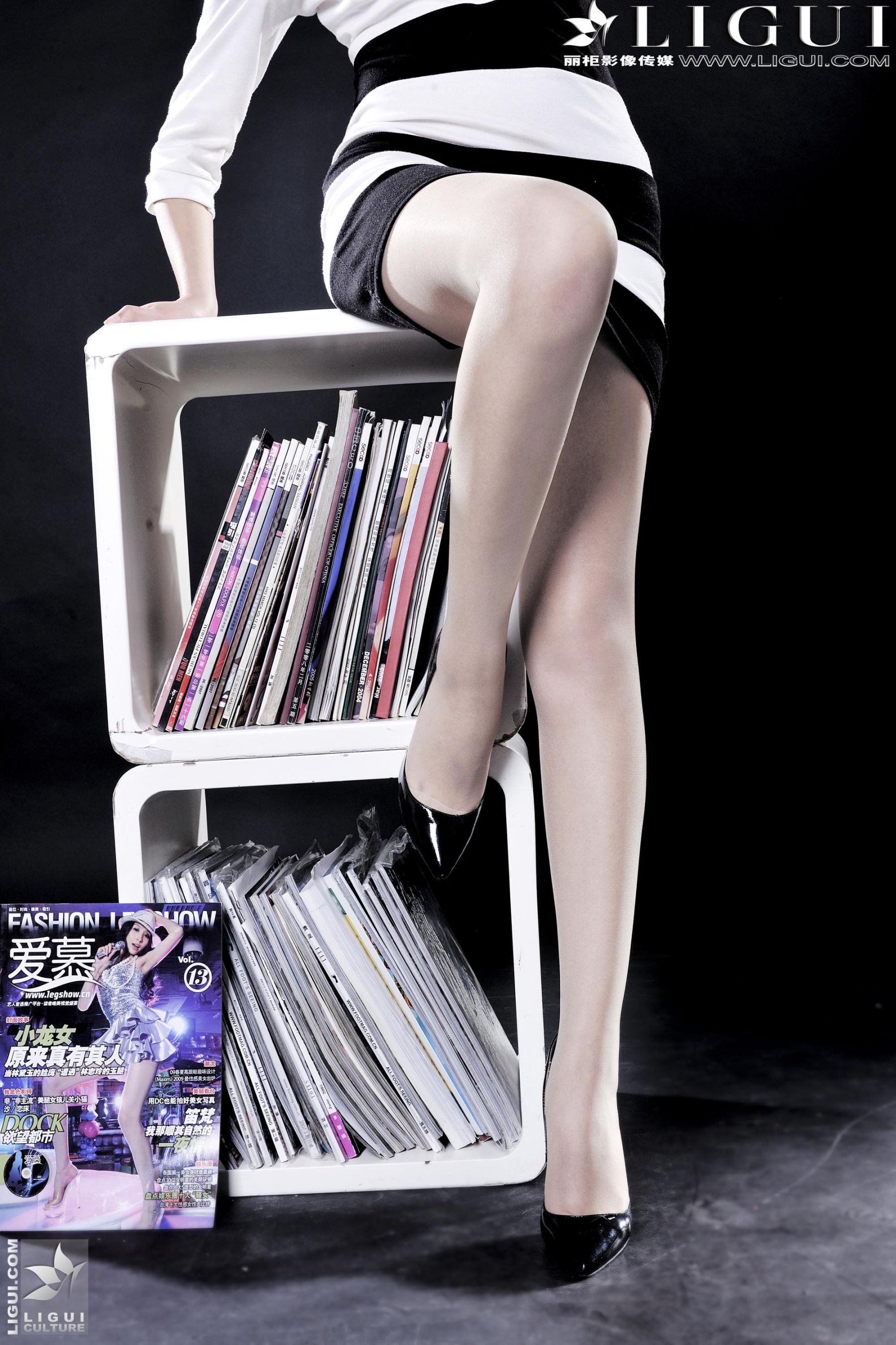 Model 小杨幂《极品时尚职业装女郎》  美腿玉足写真图片-图35