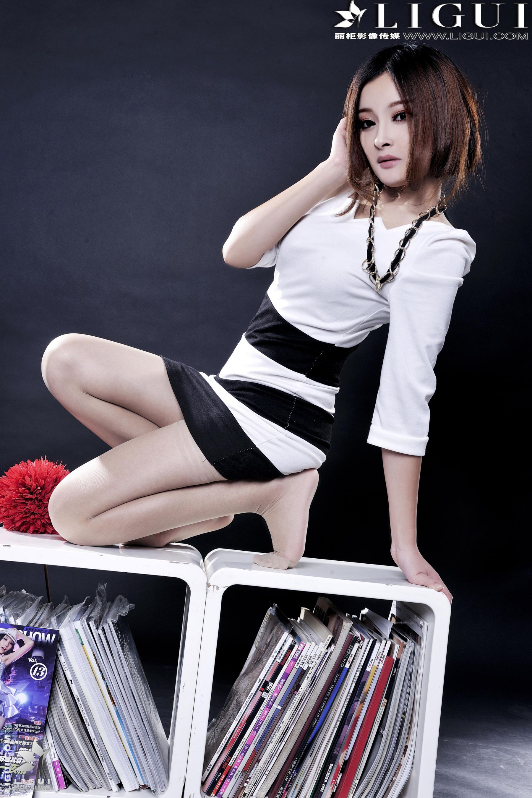 Model 小杨幂《极品时尚职业装女郎》  美腿玉足写真图片-图47