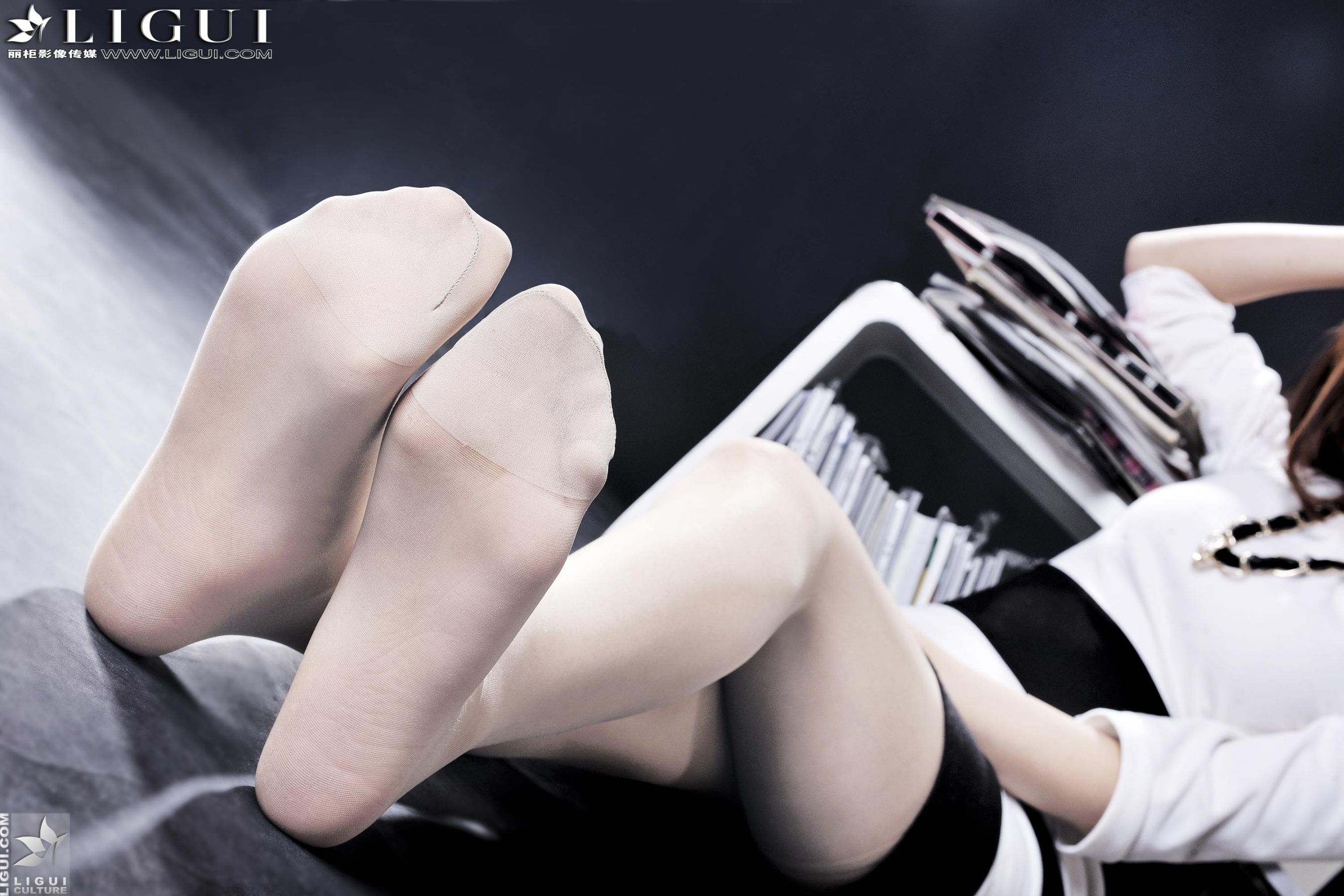 Model 小杨幂《极品时尚职业装女郎》  美腿玉足写真图片-图54