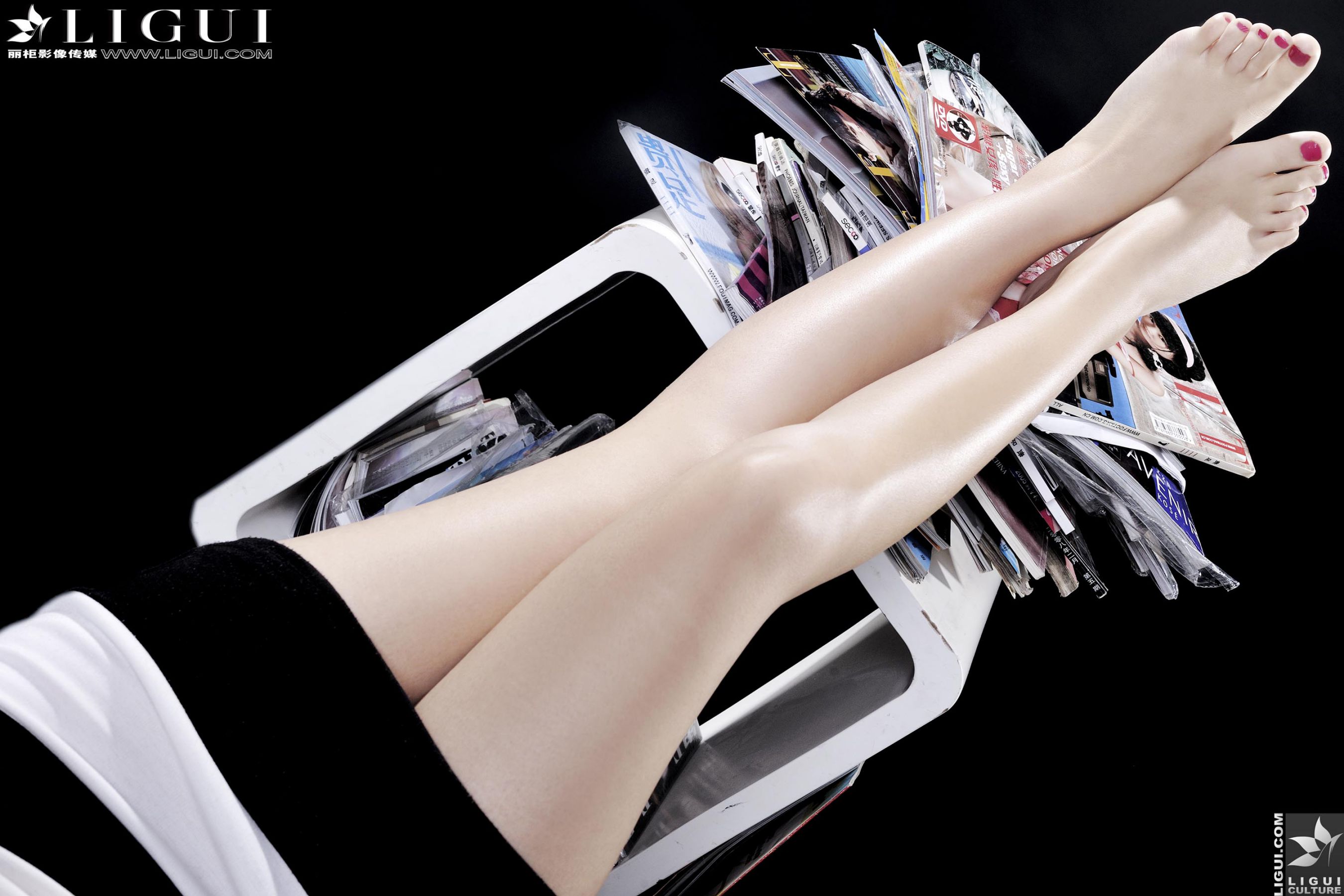 Model 小杨幂《极品时尚职业装女郎》  美腿玉足写真图片-图71