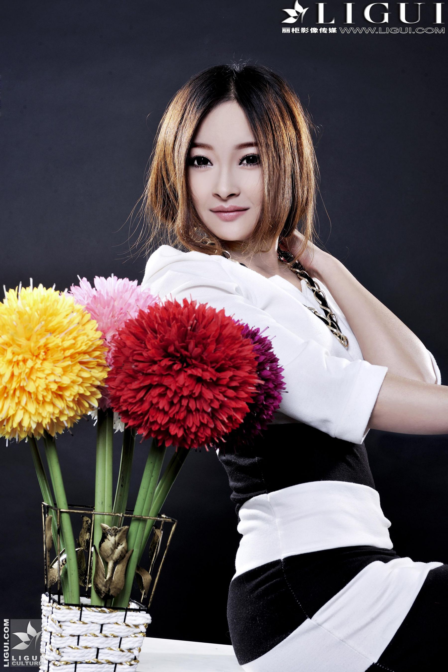 Model 小杨幂《极品时尚职业装女郎》  美腿玉足写真图片-图8