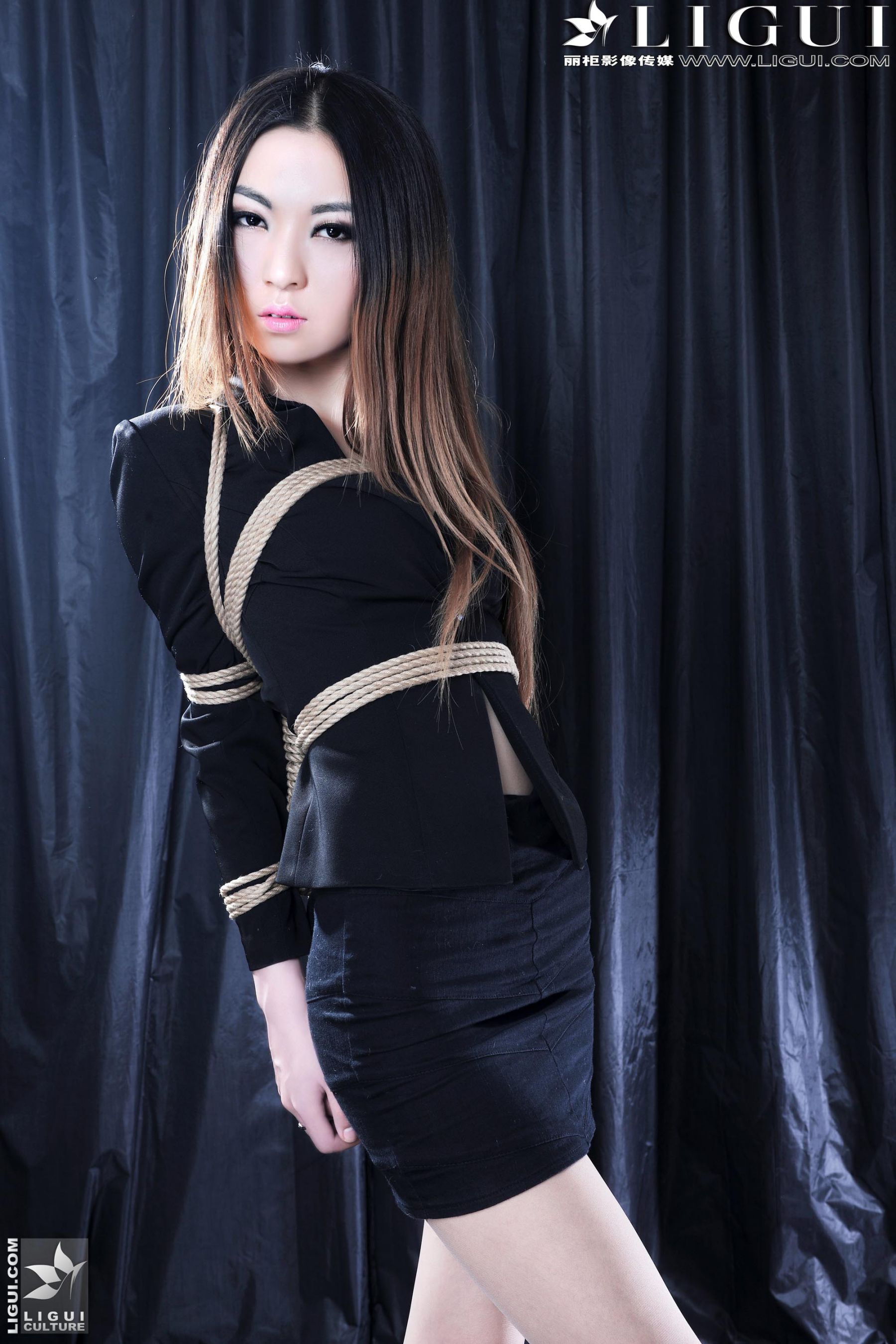 Model 文欣《制服捆绑系列》 美腿玉足写真图片-图10
