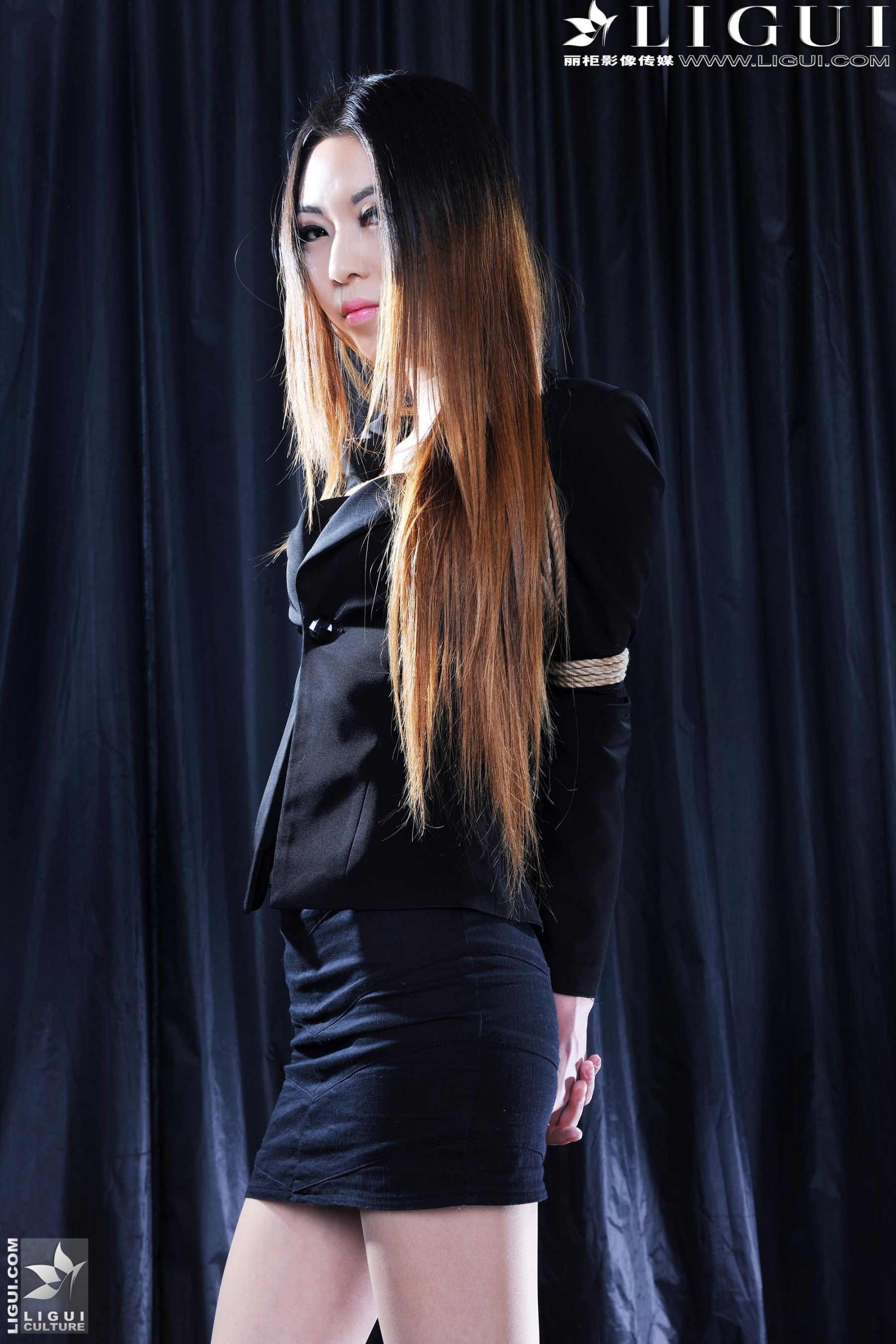 Model 文欣《制服捆绑系列》 美腿玉足写真图片-图2