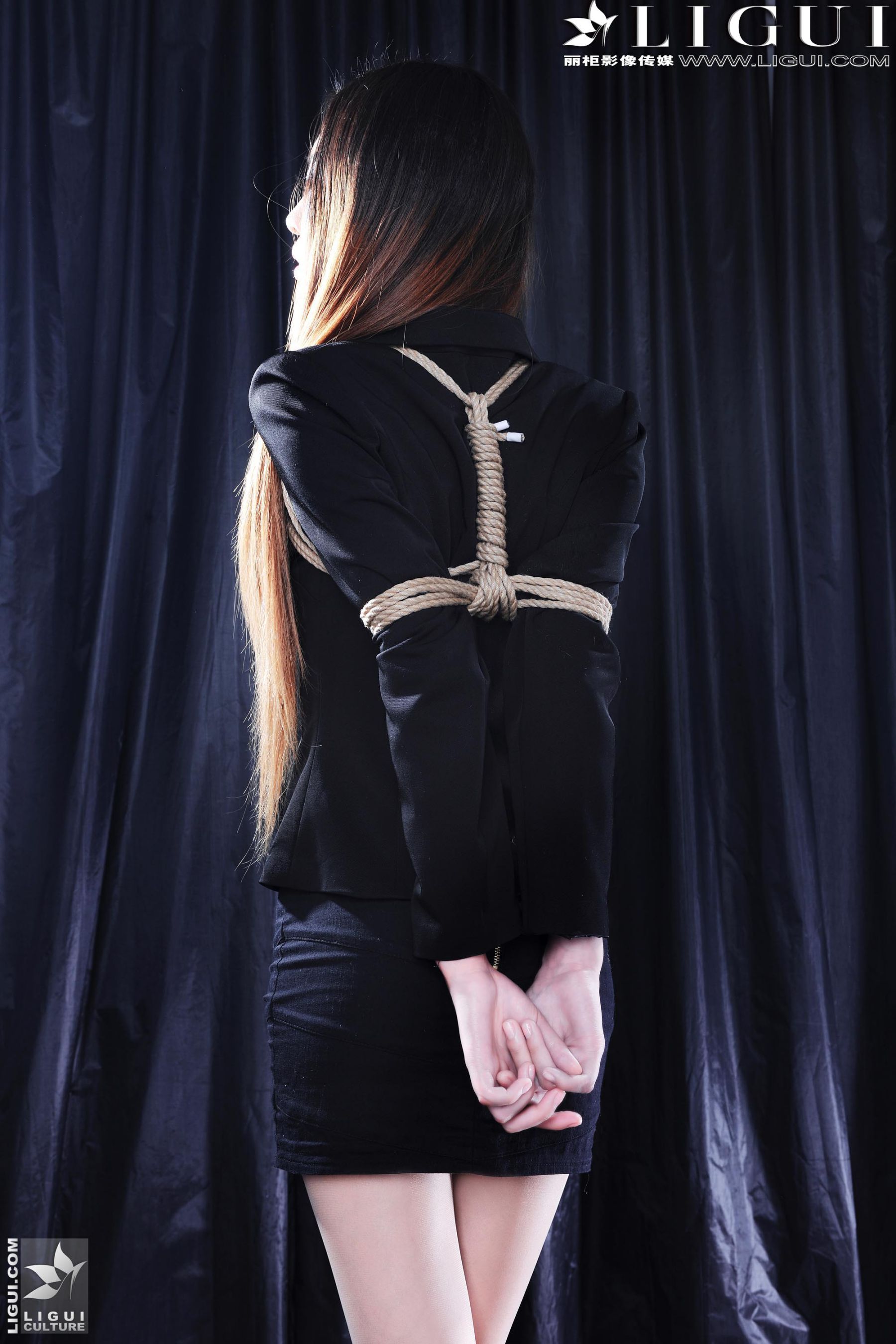 Model 文欣《制服捆绑系列》 美腿玉足写真图片-图4