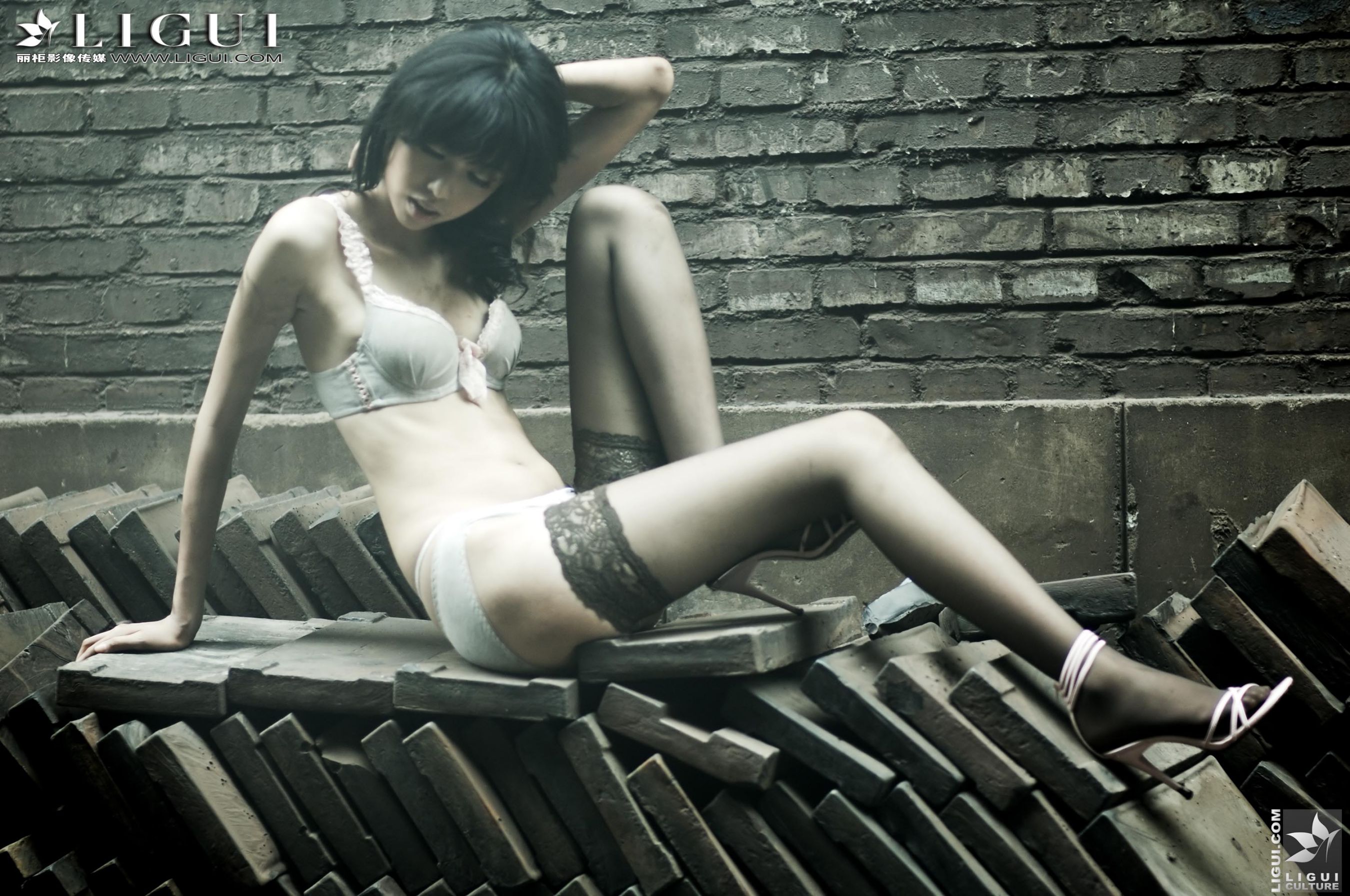 Model 孟露《黑丝高跟外拍》  美腿玉足写真图片-图1