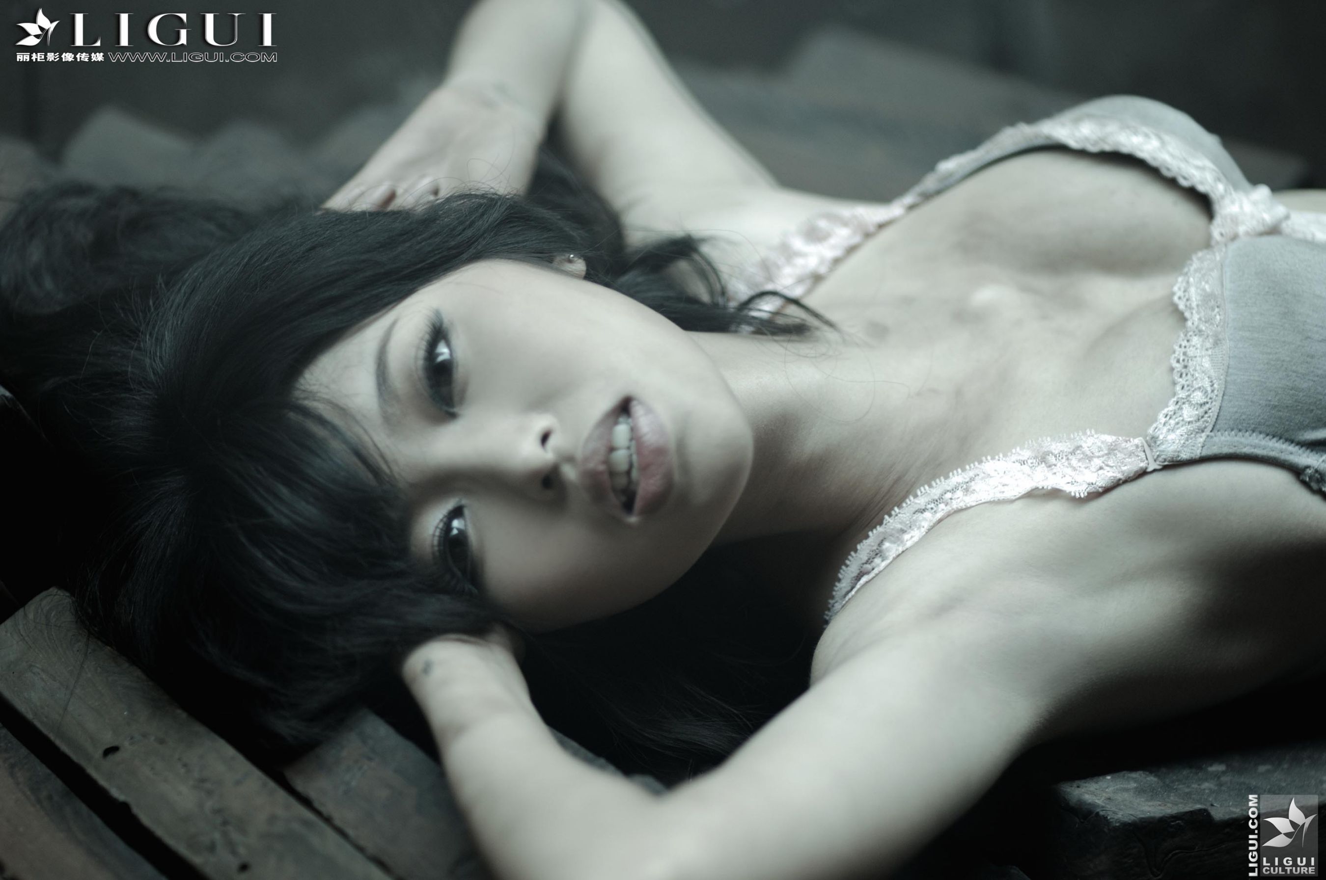 Model 孟露《黑丝高跟外拍》  美腿玉足写真图片-图4