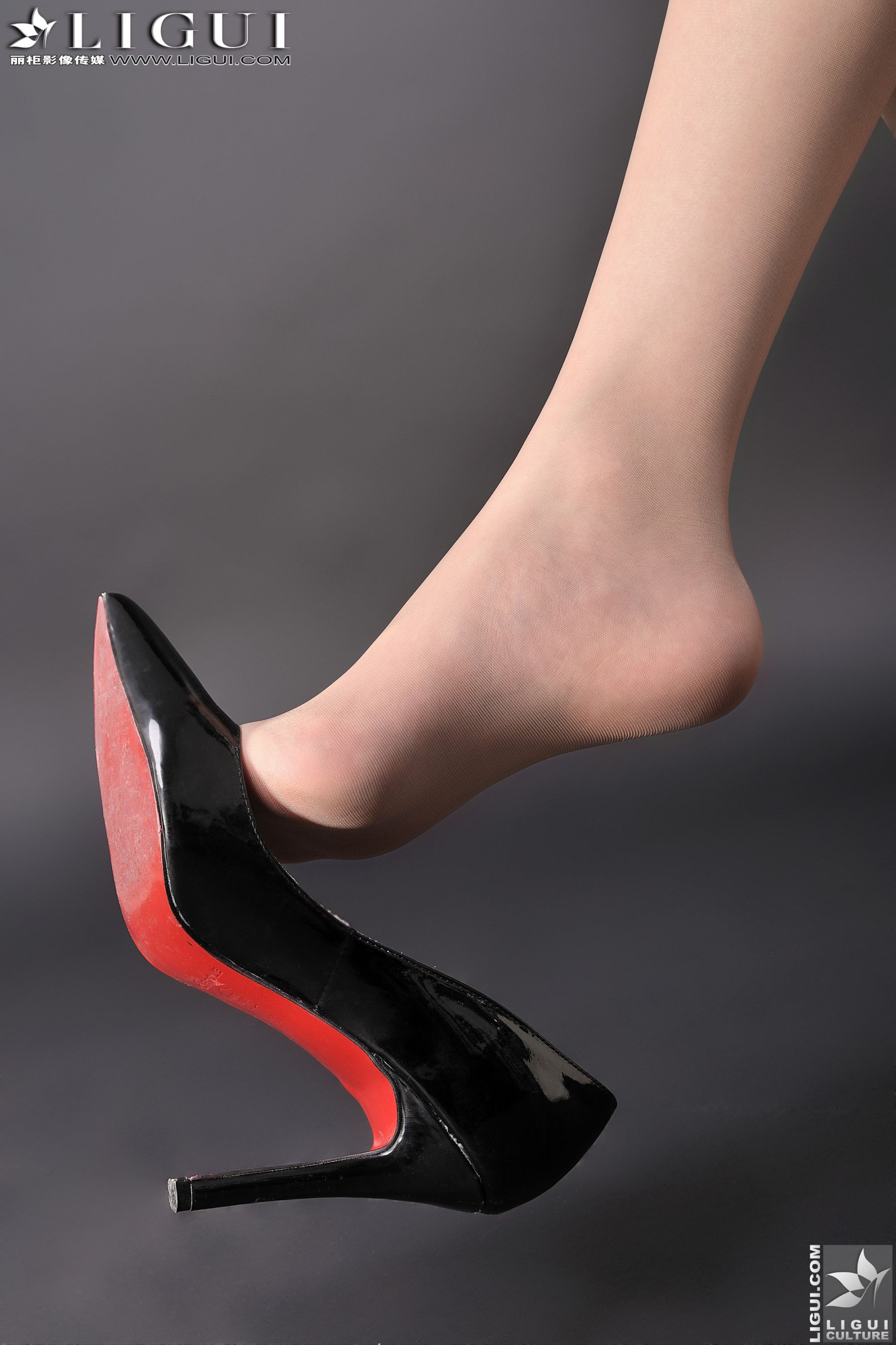 Model 文欣《OL职业装》上下全集 美腿玉足写真图片-图23