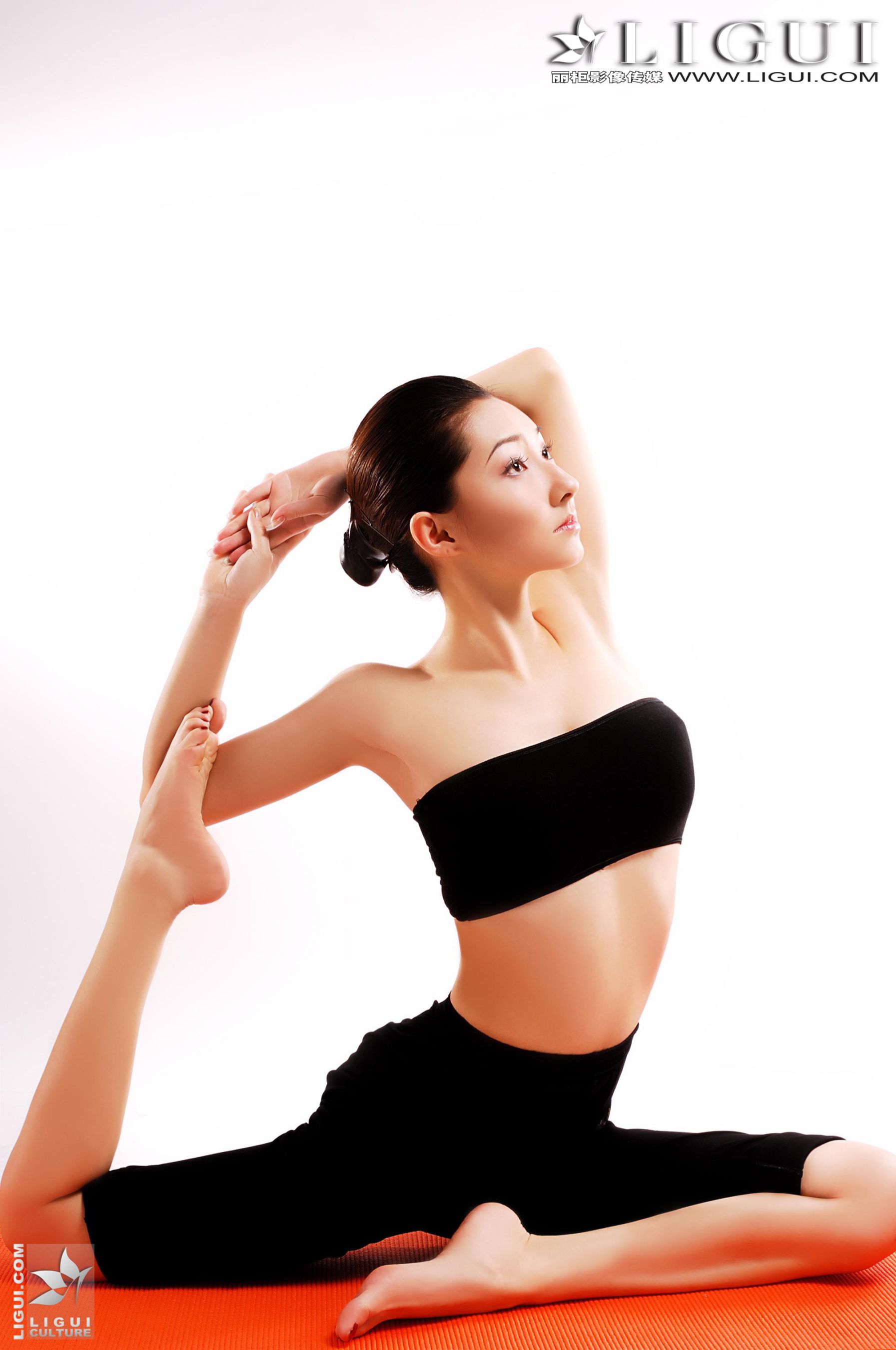 Model Kelly《瑜伽美女》  美腿丝足写真图片-图2