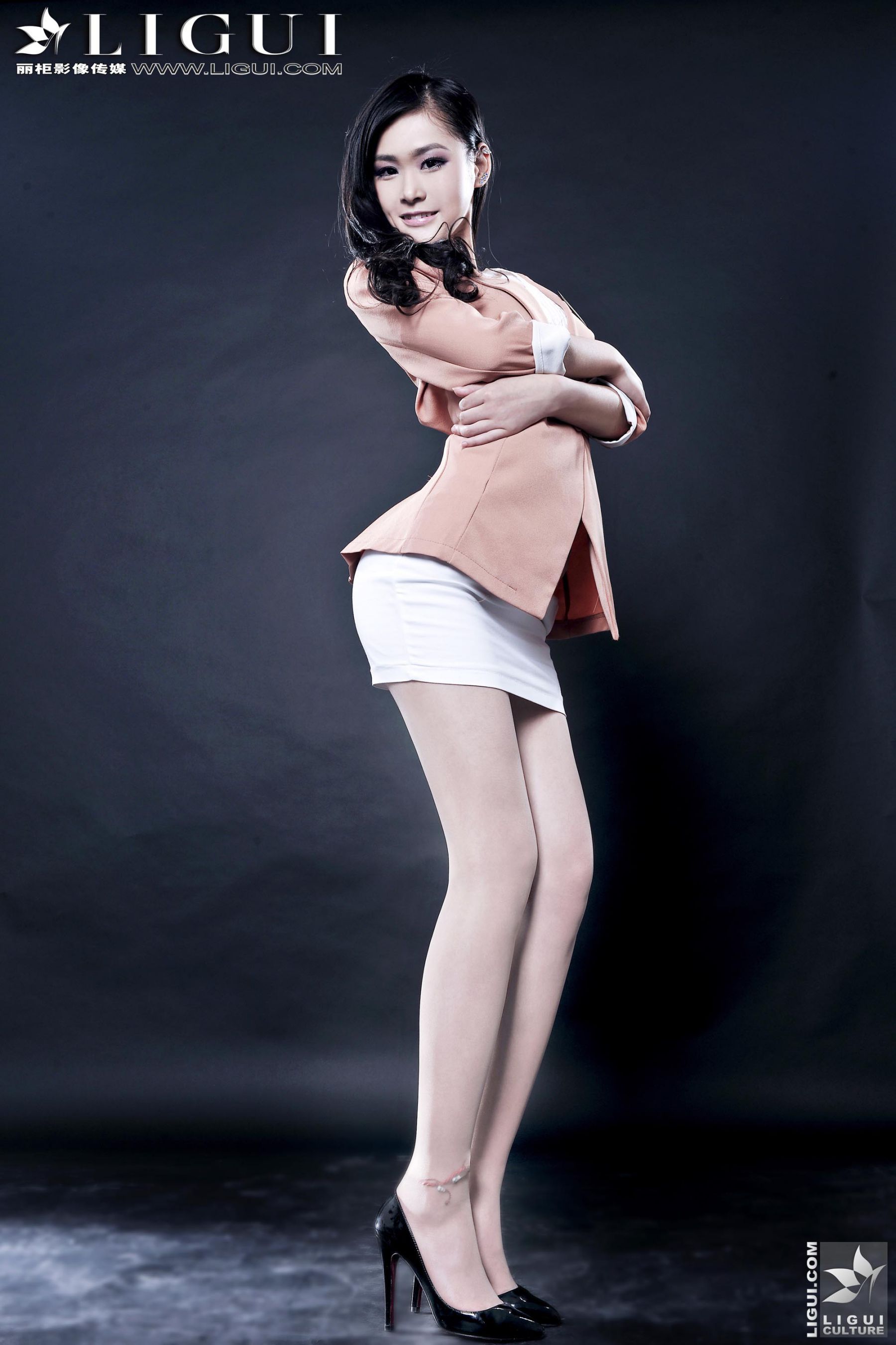 Model 凌凌《职场丽人》美腿丝足写真图片-图5