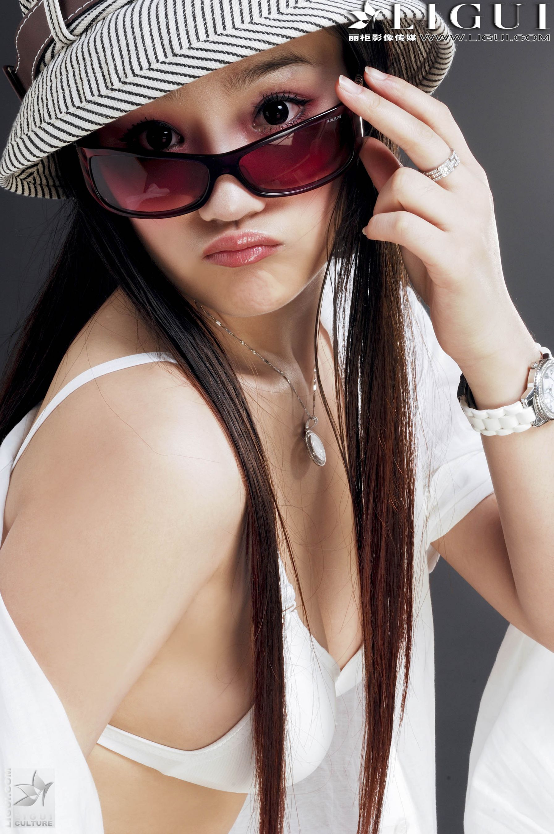 Model 张静研《白衬衫时尚白丝女郎》 美腿丝足写真图片-图11