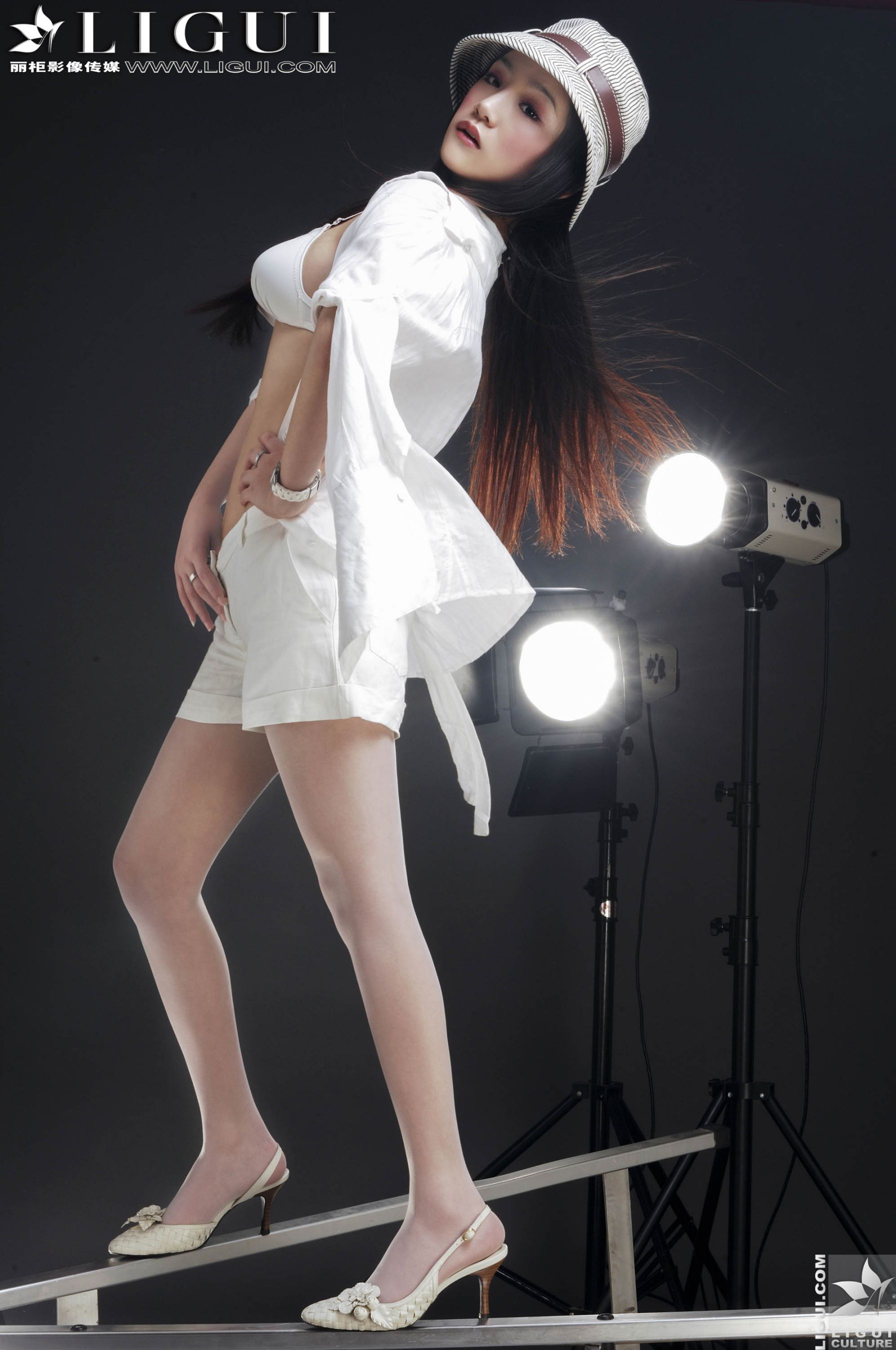 Model 张静研《白衬衫时尚白丝女郎》 美腿丝足写真图片-图17