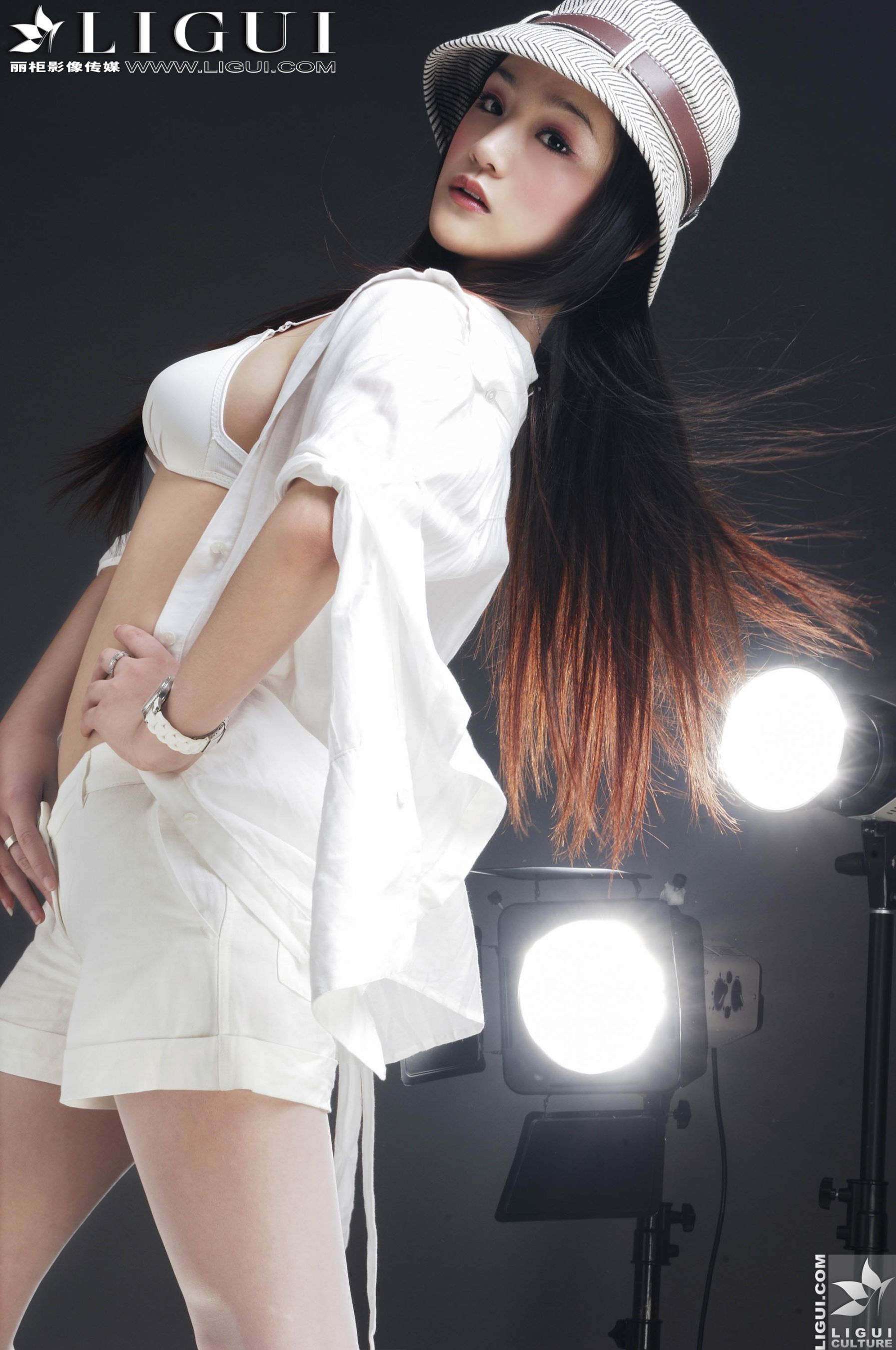 Model 张静研《白衬衫时尚白丝女郎》 美腿丝足写真图片-图18