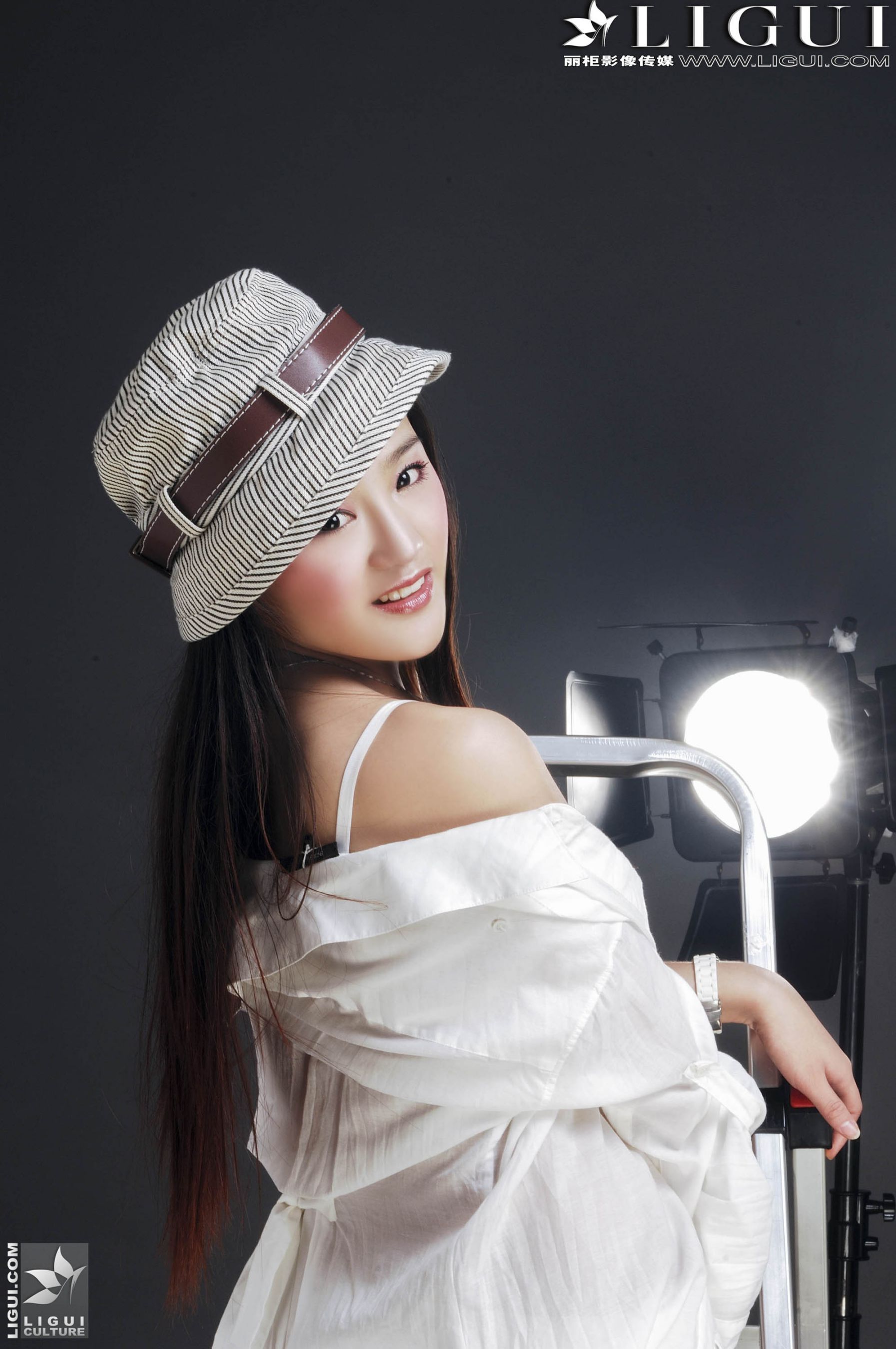 Model 张静研《白衬衫时尚白丝女郎》 美腿丝足写真图片-图4