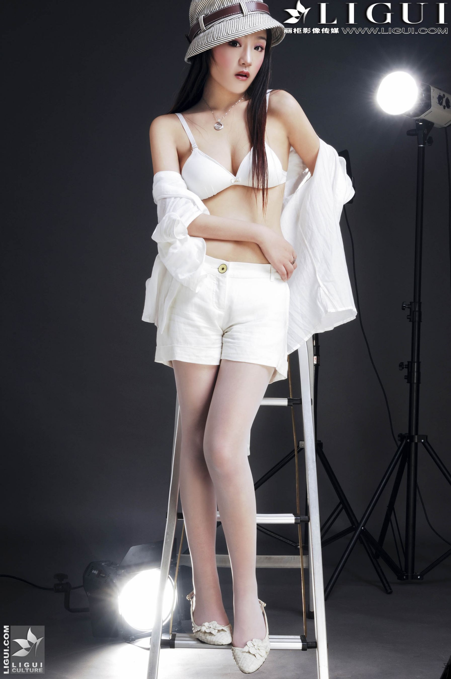 Model 张静研《白衬衫时尚白丝女郎》 美腿丝足写真图片-图5
