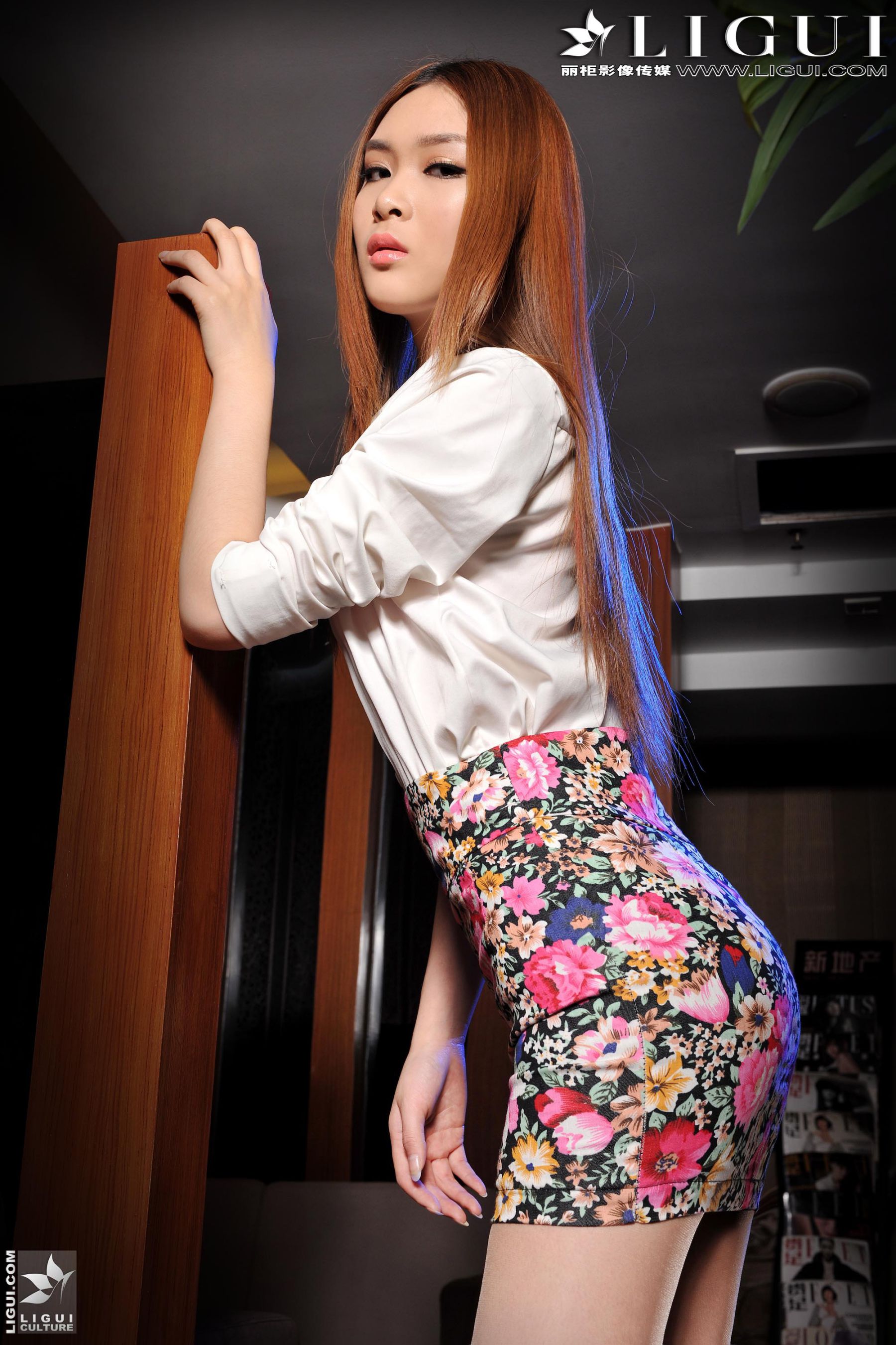 Model 允儿《超短裙高跟美足》上下全集  美腿丝足写真图片-图12