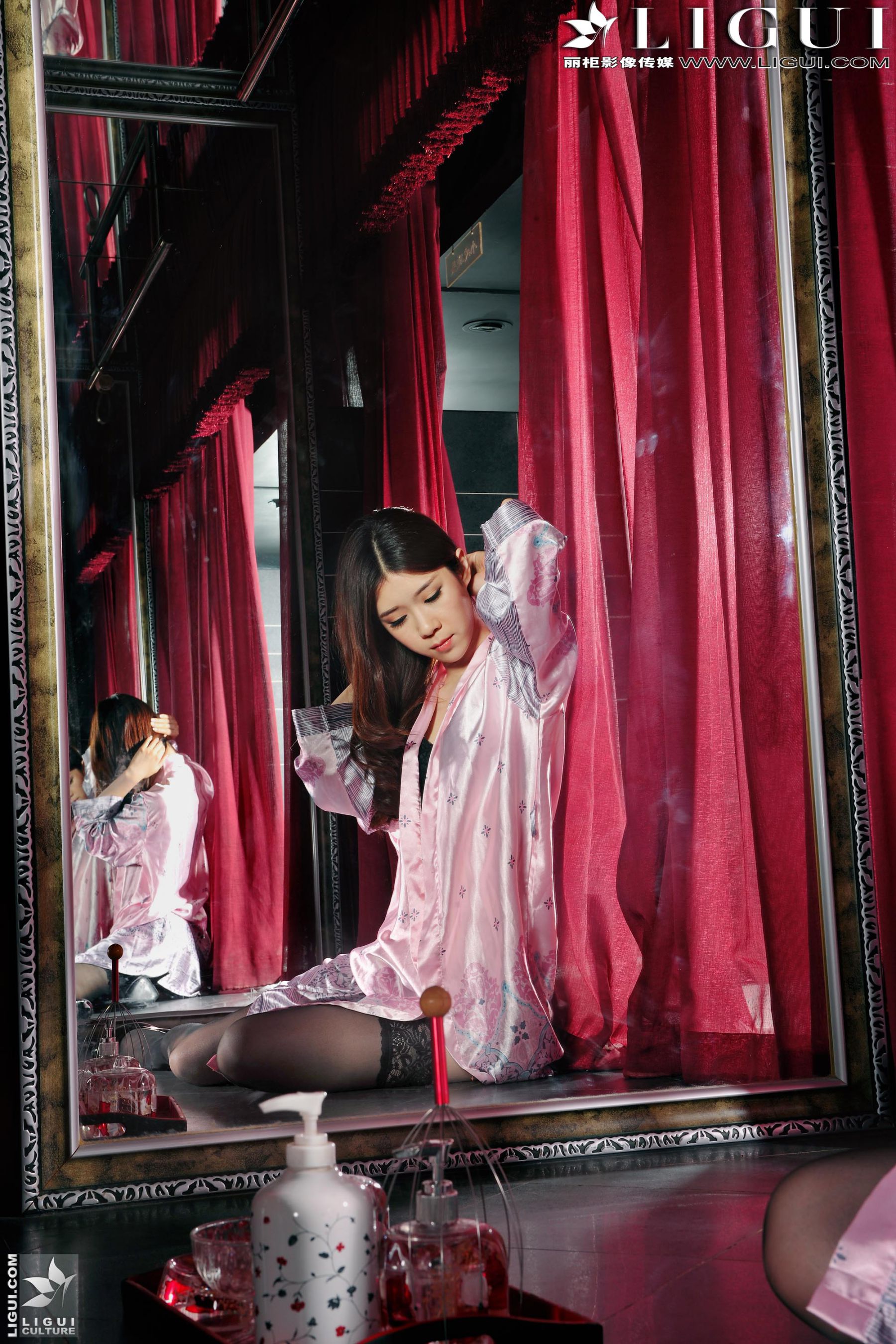 Model 美辰《浴室睡衣黑丝高跟》  美腿丝足写真图片-图9