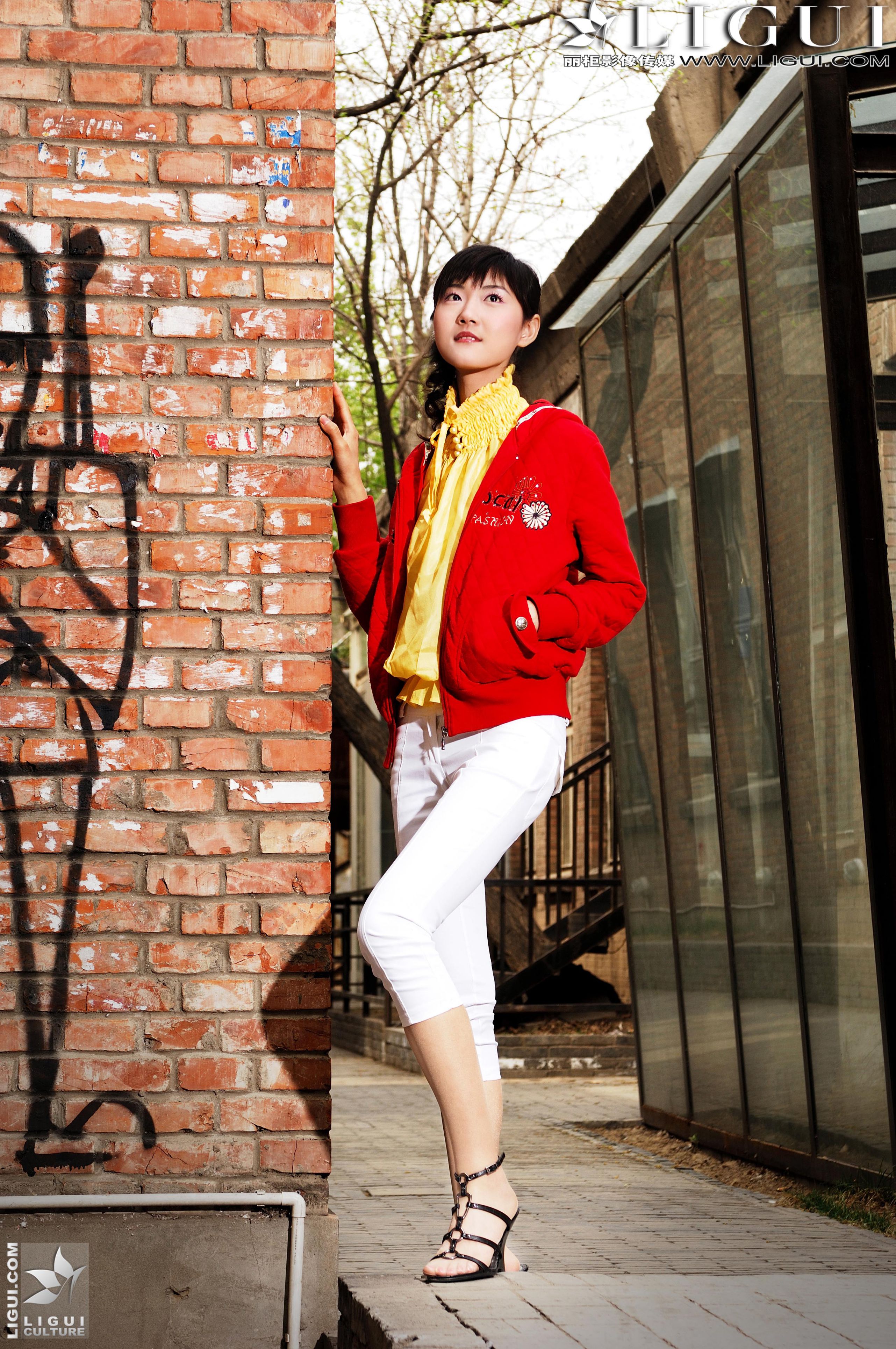 Model 婷婷《街拍高跟系列》美腿丝足写真图片-图0