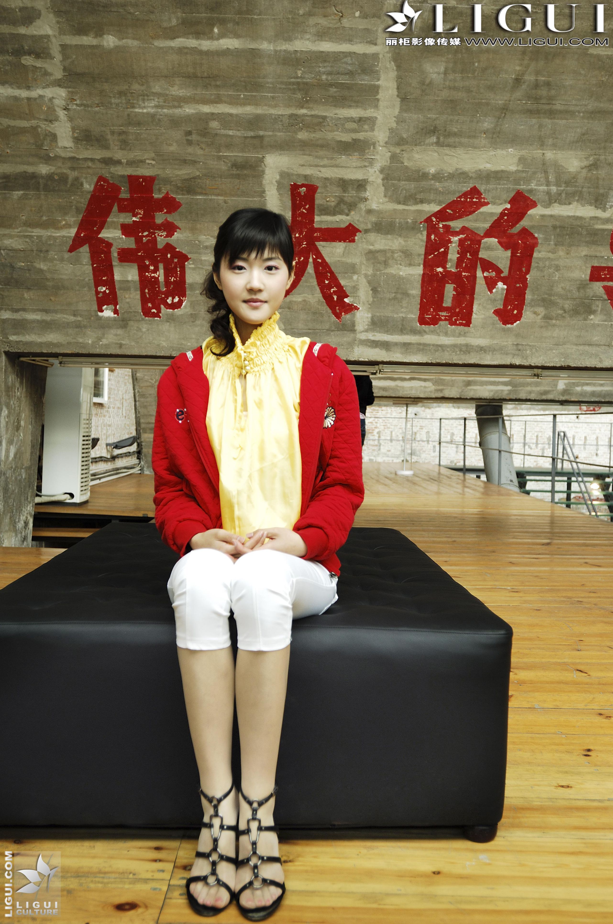 Model 婷婷《街拍高跟系列》美腿丝足写真图片-图9