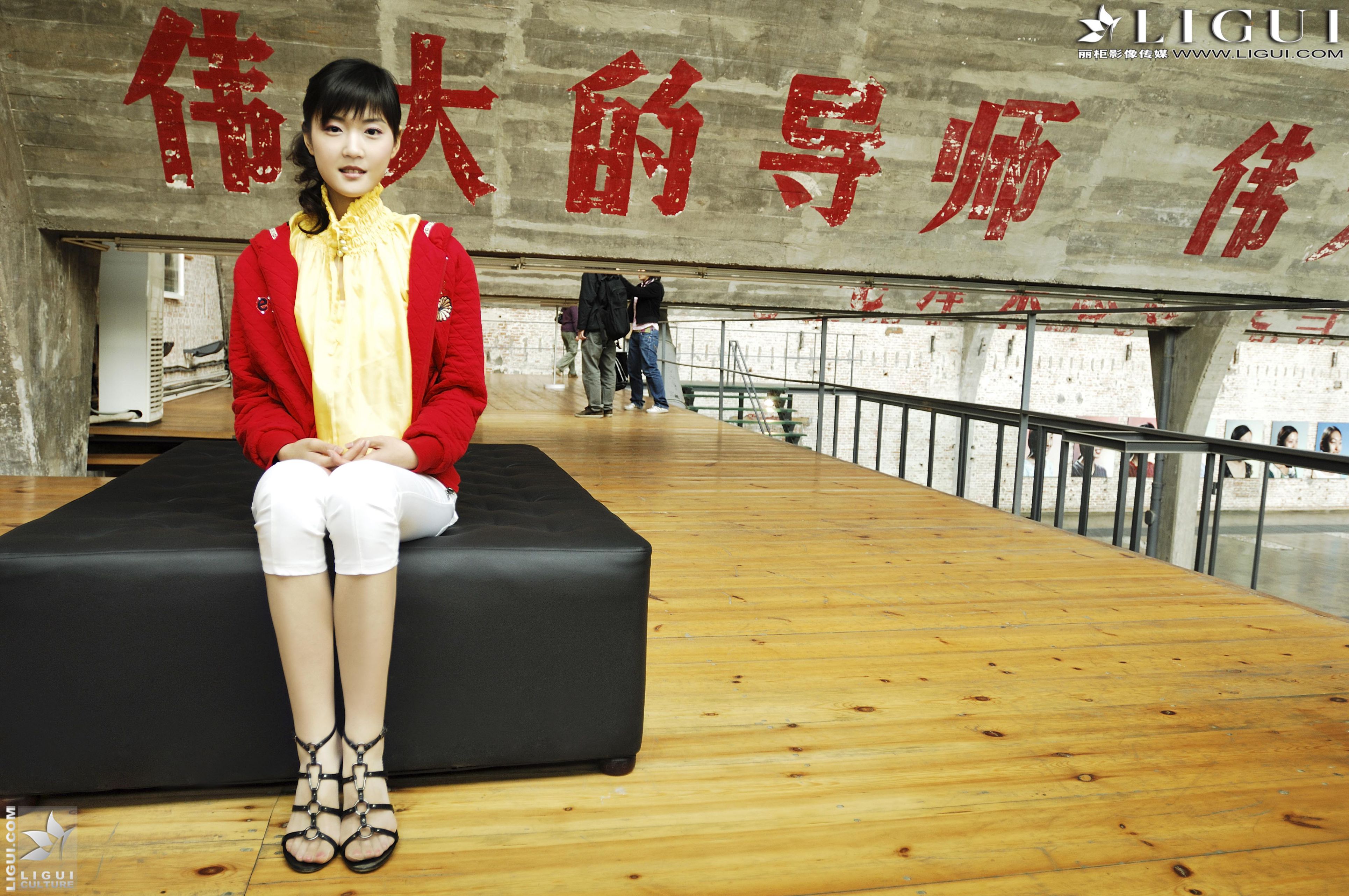 Model 婷婷《街拍高跟系列》美腿丝足写真图片-图10