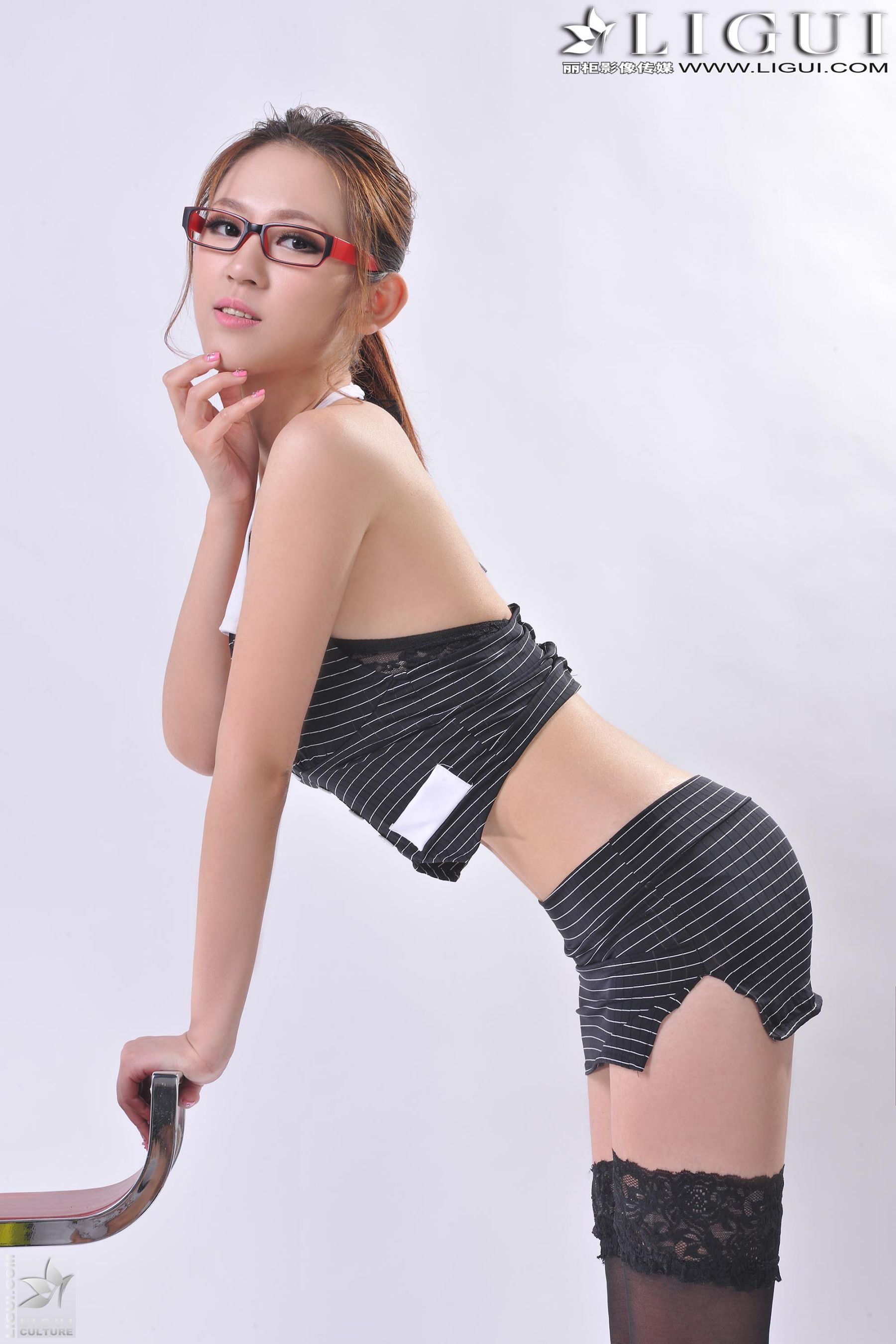 Model 小玉《职业装眼镜女》上下全集 美腿丝足写真图片-图8