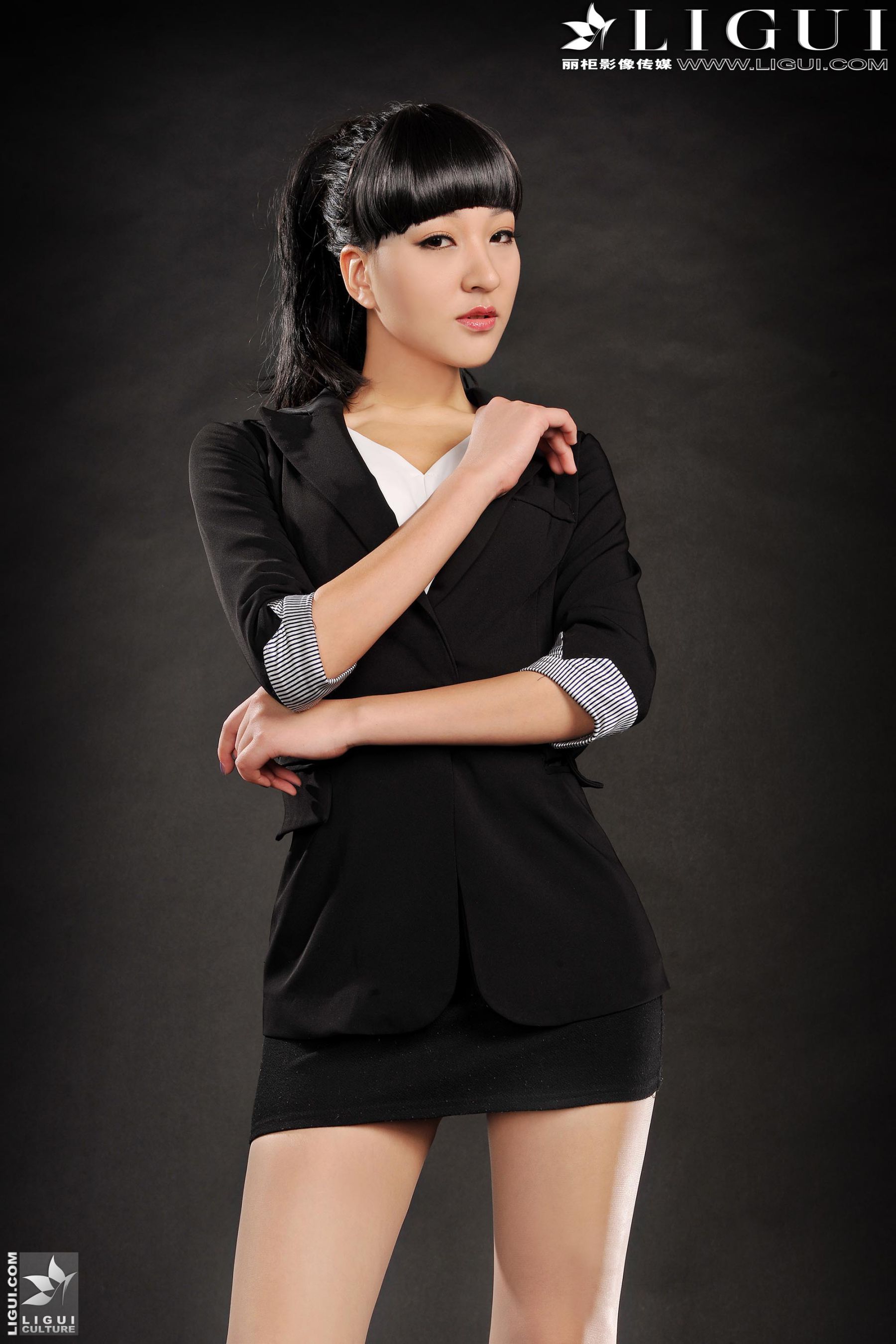 Model Amily《OL职业装高跟美足》上下全集 美腿丝足写真图片-图0