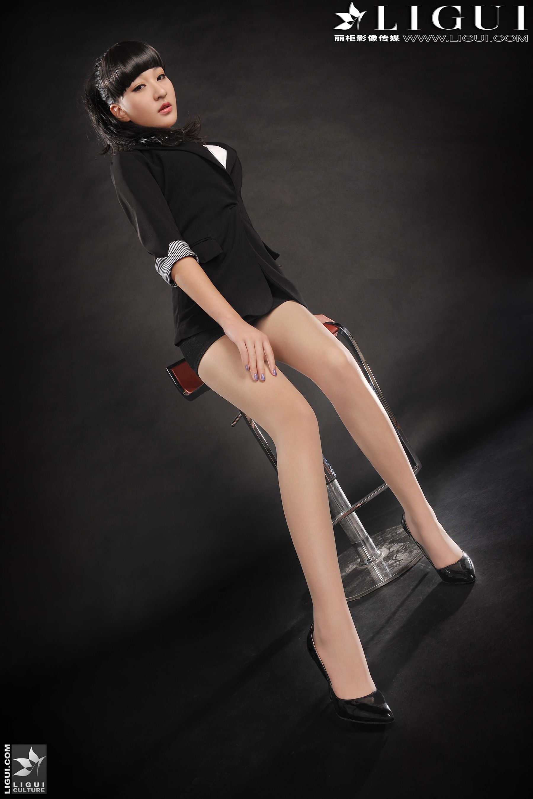 Model Amily《OL职业装高跟美足》上下全集 美腿丝足写真图片-图17