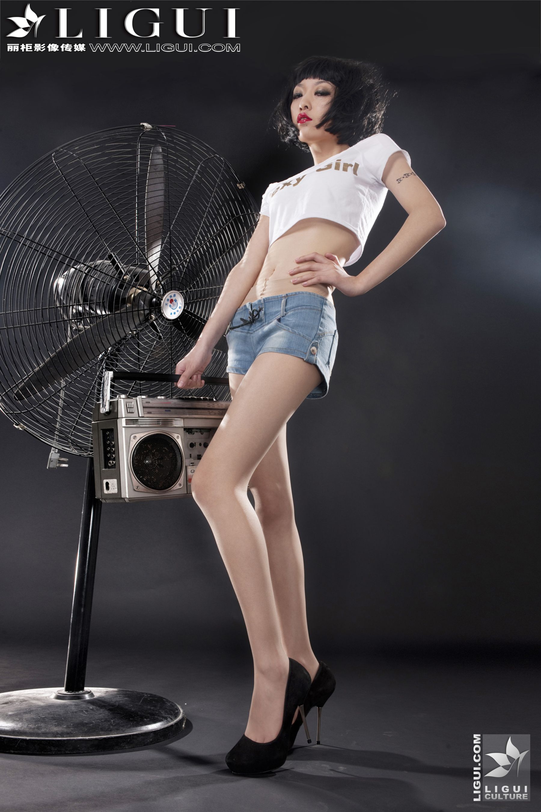Model 文欣《时尚牛仔热裤女郎》美腿丝足写真图片-图0