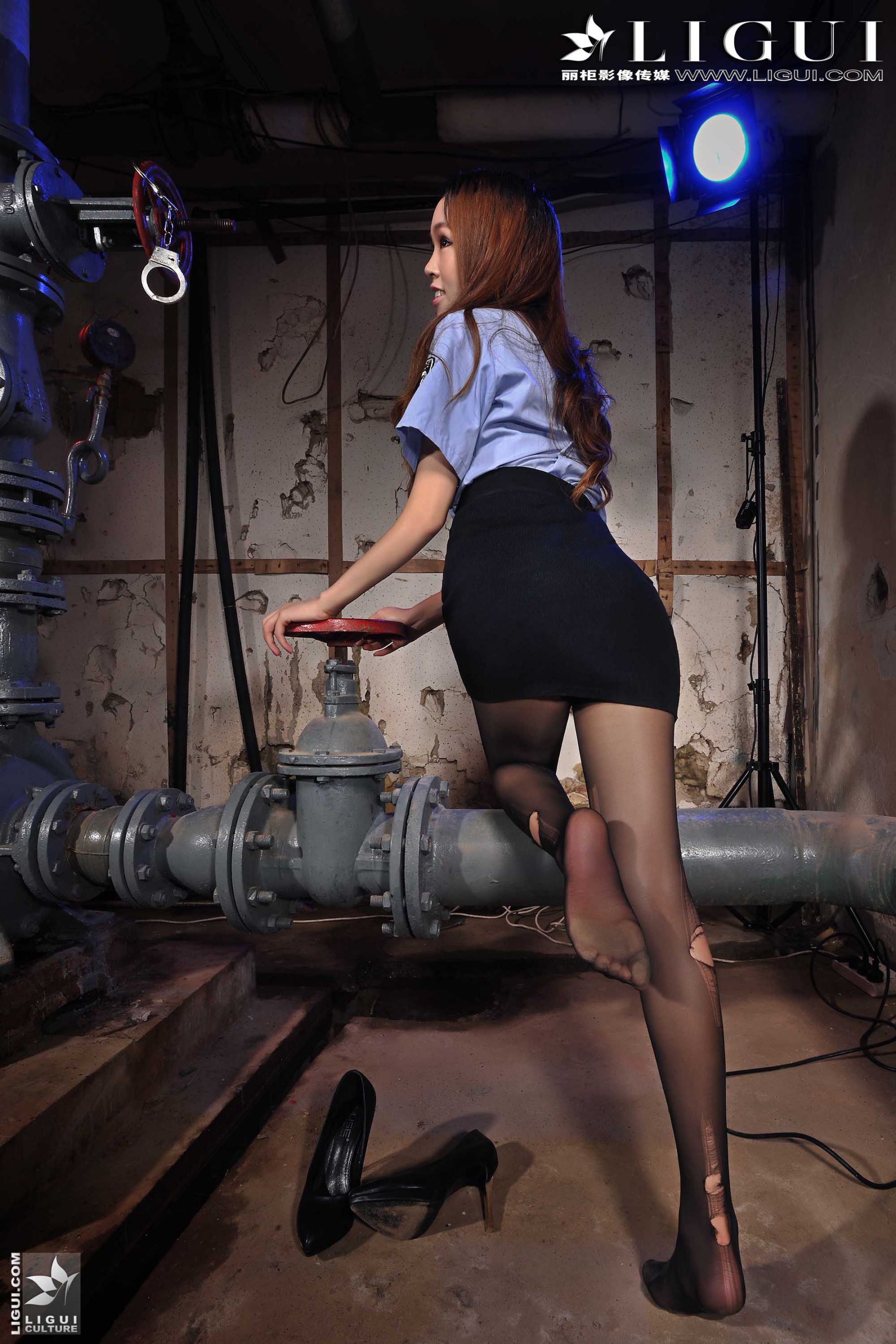 Model 薇薇《黑丝镣铐女警》  美腿丝足写真图片-图23