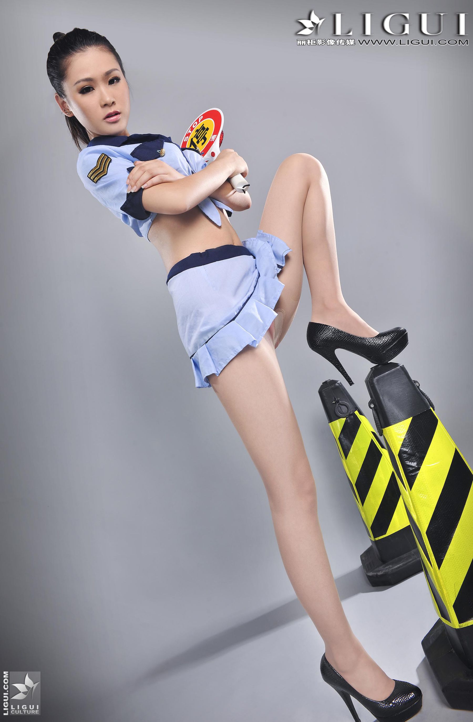 Model 凌凌《制服高跟》上下全集 美腿丝足写真图片-图13