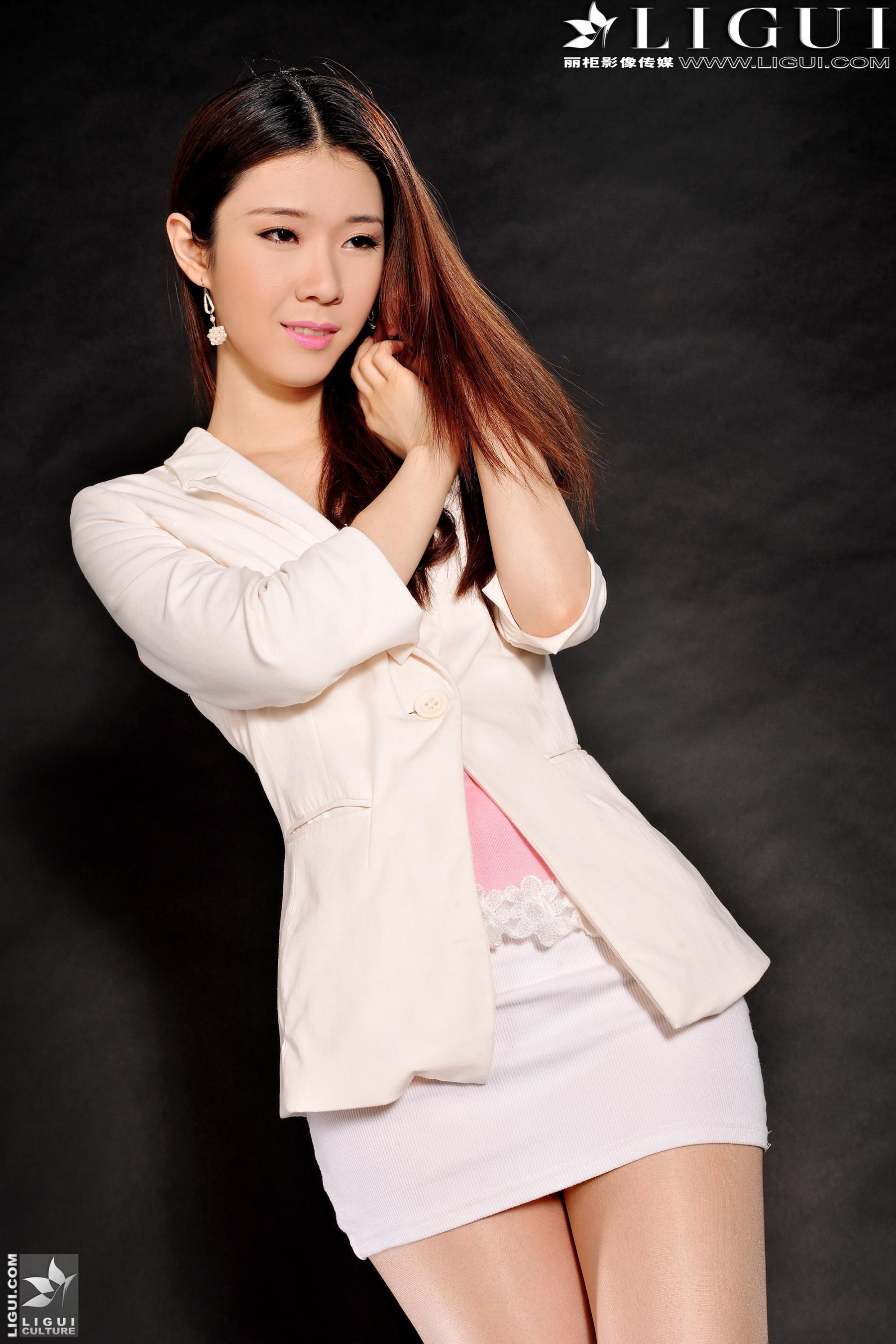 Model 美辰《OL时尚丽人》美腿丝足写真图片-图4