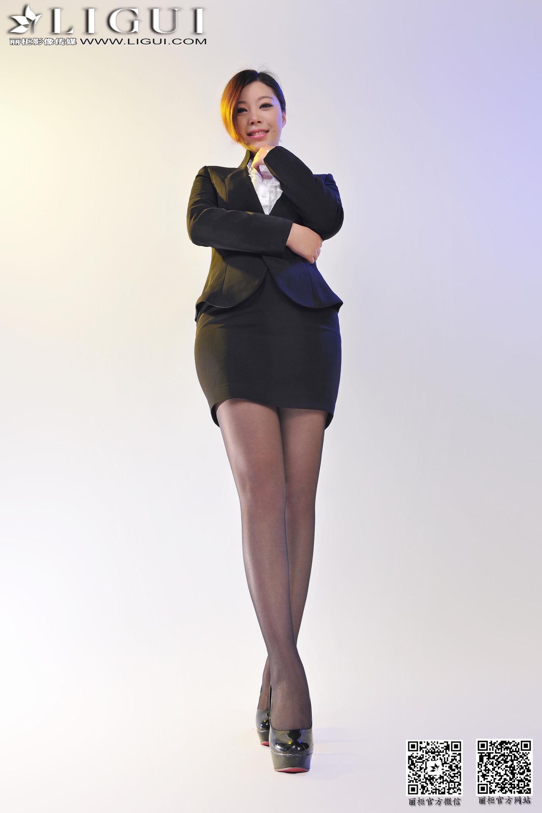 Model 心儿《职场黑丝OL》美腿玉足写真图片-图1
