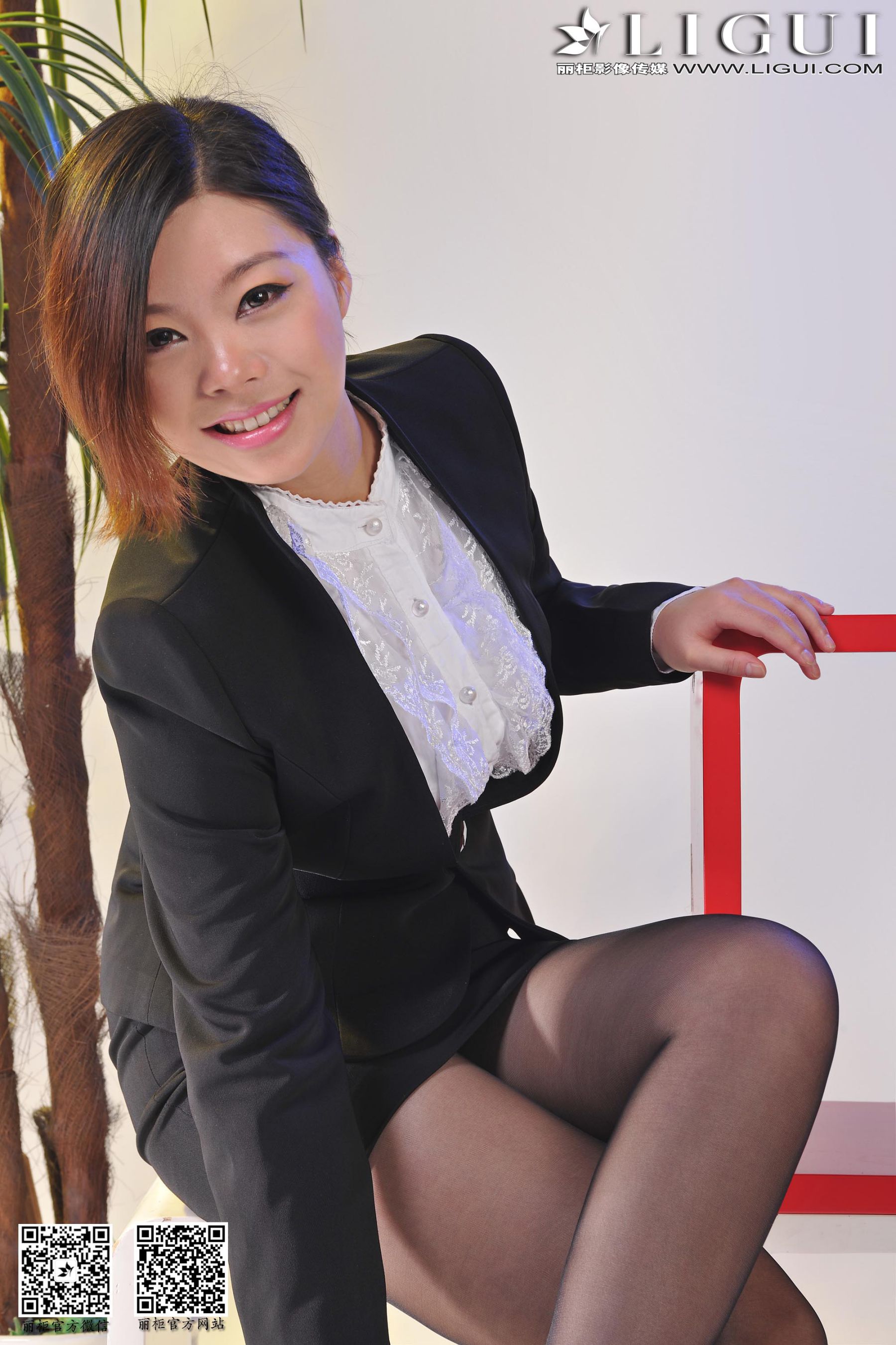 Model 心儿《职场黑丝OL》美腿玉足写真图片-图19