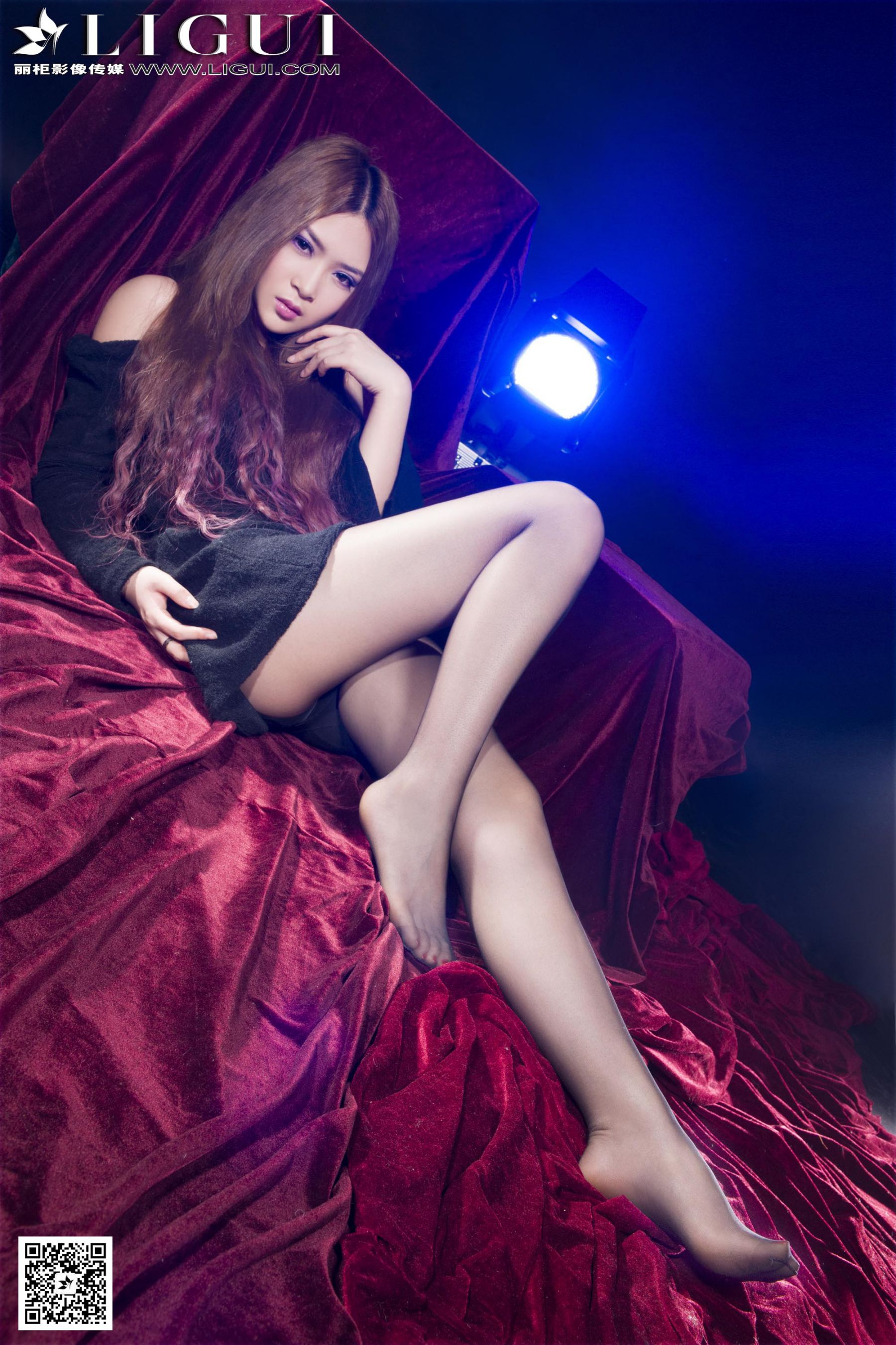 Model 允儿《极品灰丝高跟女郎》  美腿玉足写真图片-图31