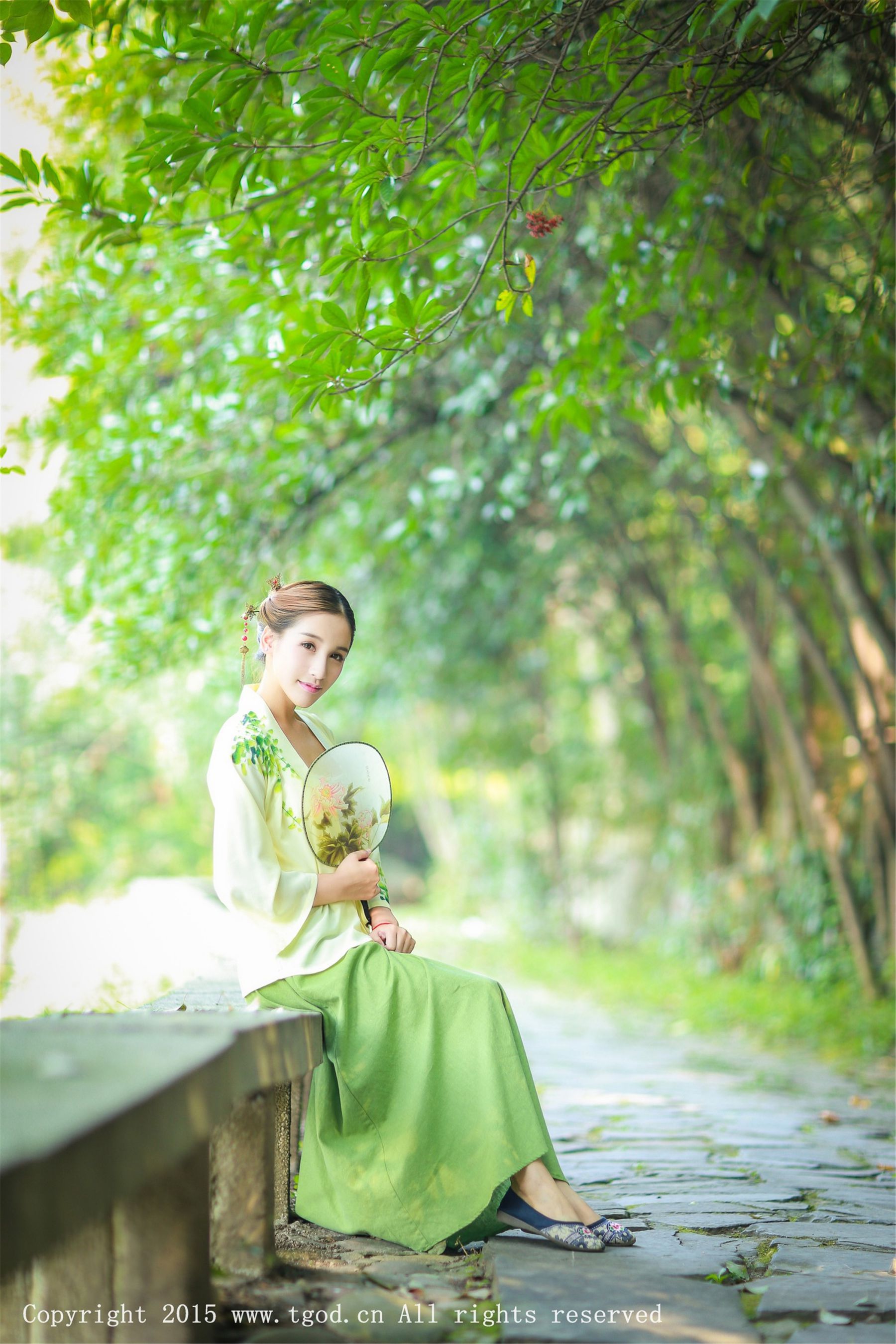 艾希ICE《女神身着清新汉服 从湖畔缓缓走来》  写真集-图0