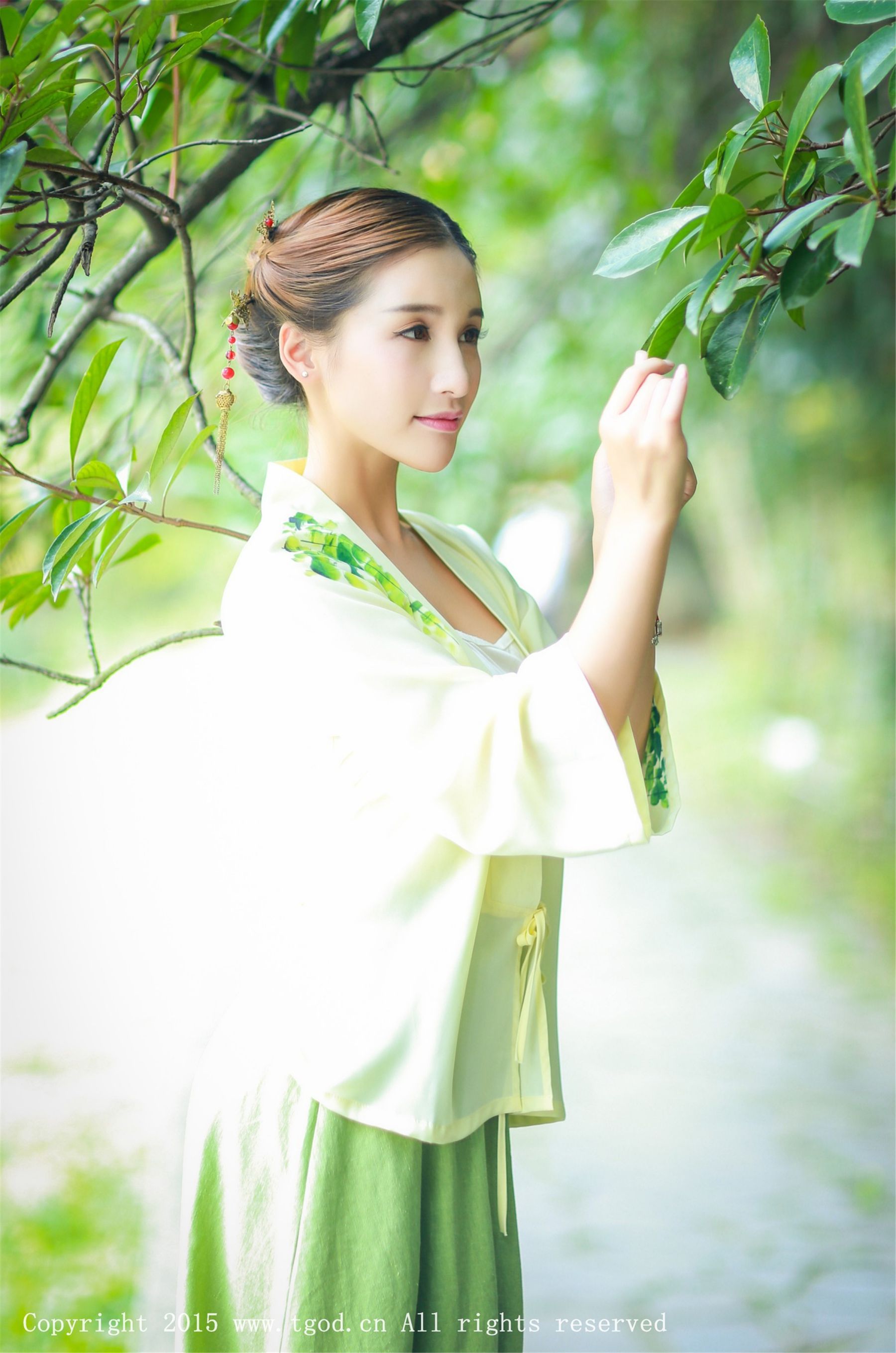 艾希ICE《女神身着清新汉服 从湖畔缓缓走来》  写真集-图9