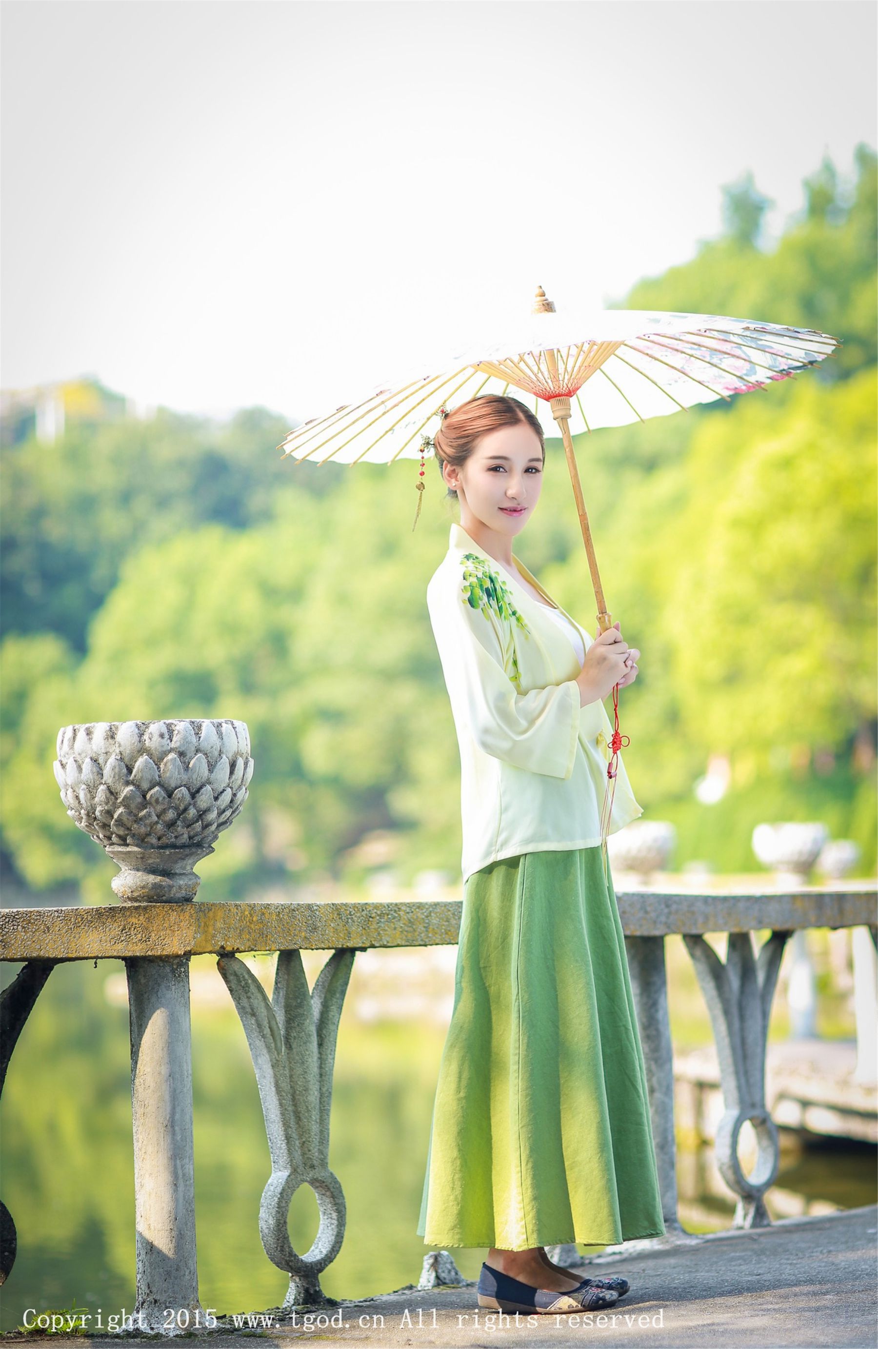艾希ICE《女神身着清新汉服 从湖畔缓缓走来》  写真集-图10