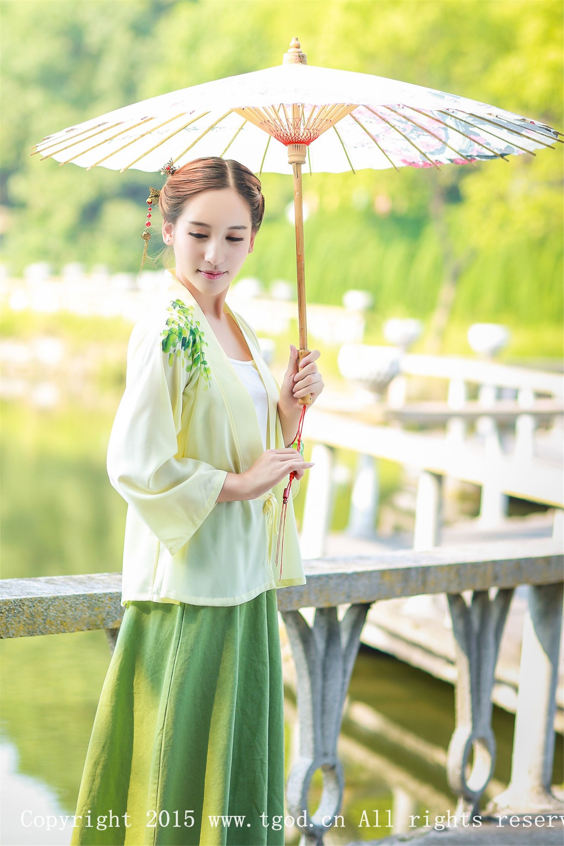 艾希ICE《女神身着清新汉服 从湖畔缓缓走来》  写真集-图11