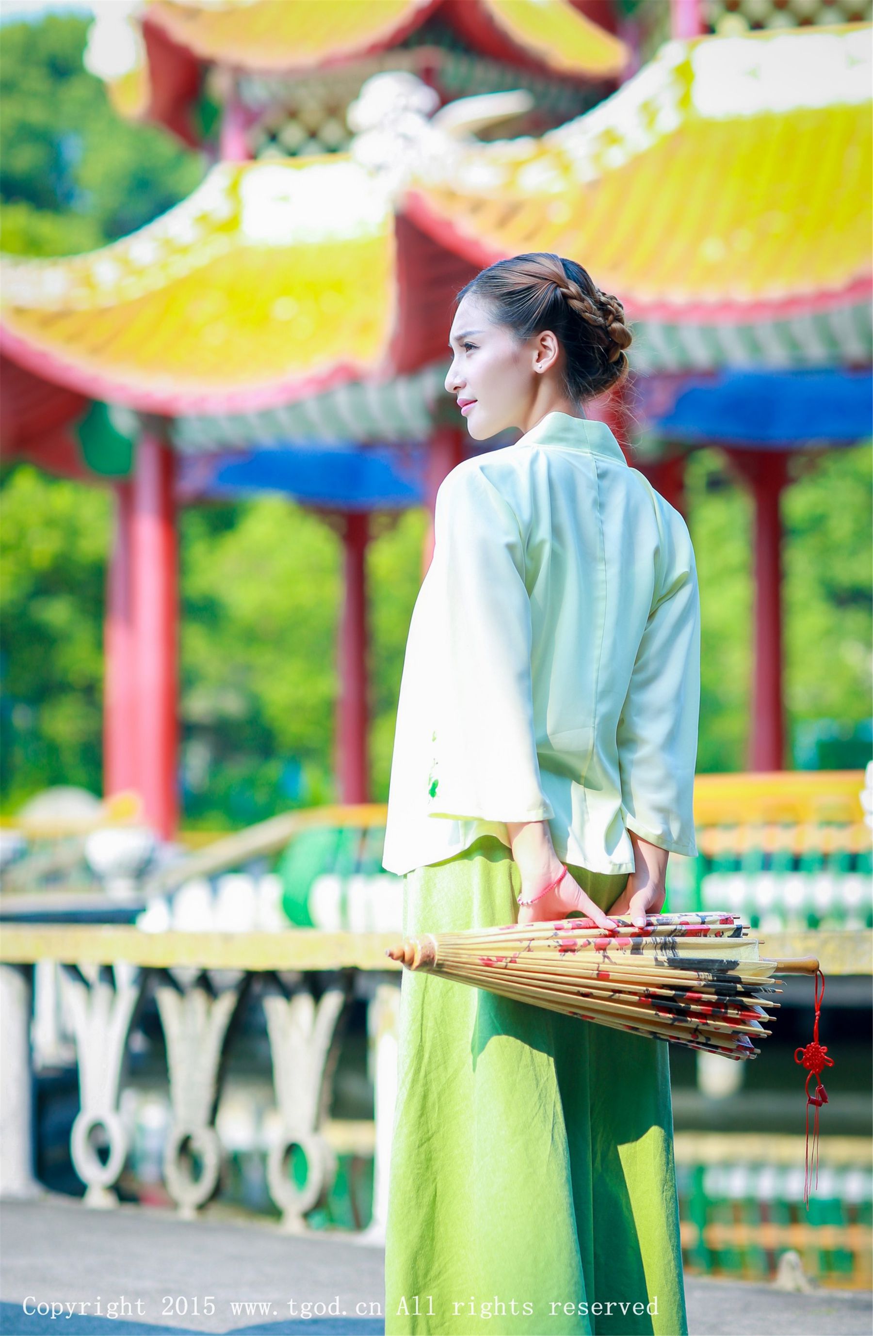 艾希ICE《女神身着清新汉服 从湖畔缓缓走来》  写真集-图12