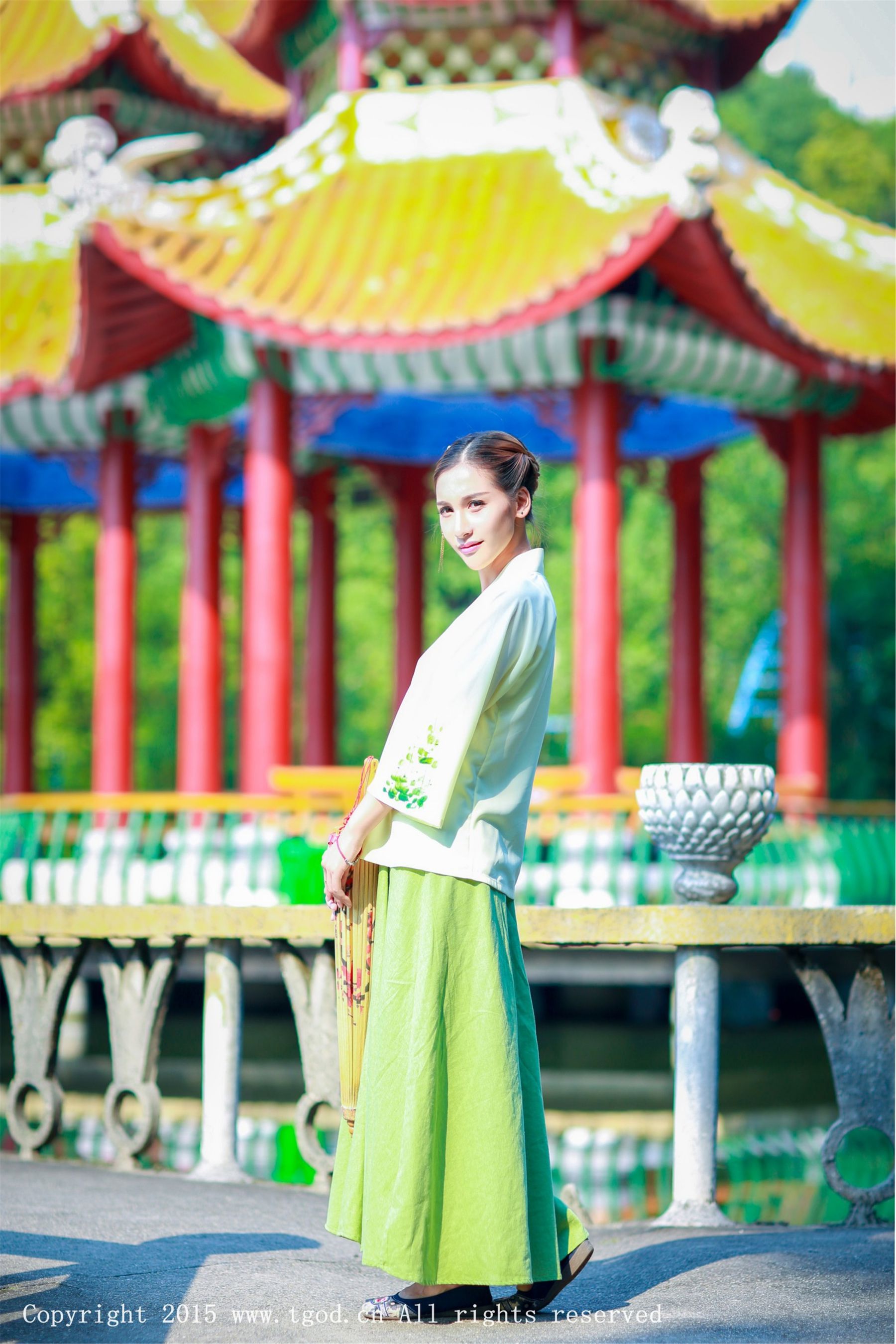 艾希ICE《女神身着清新汉服 从湖畔缓缓走来》  写真集-图13